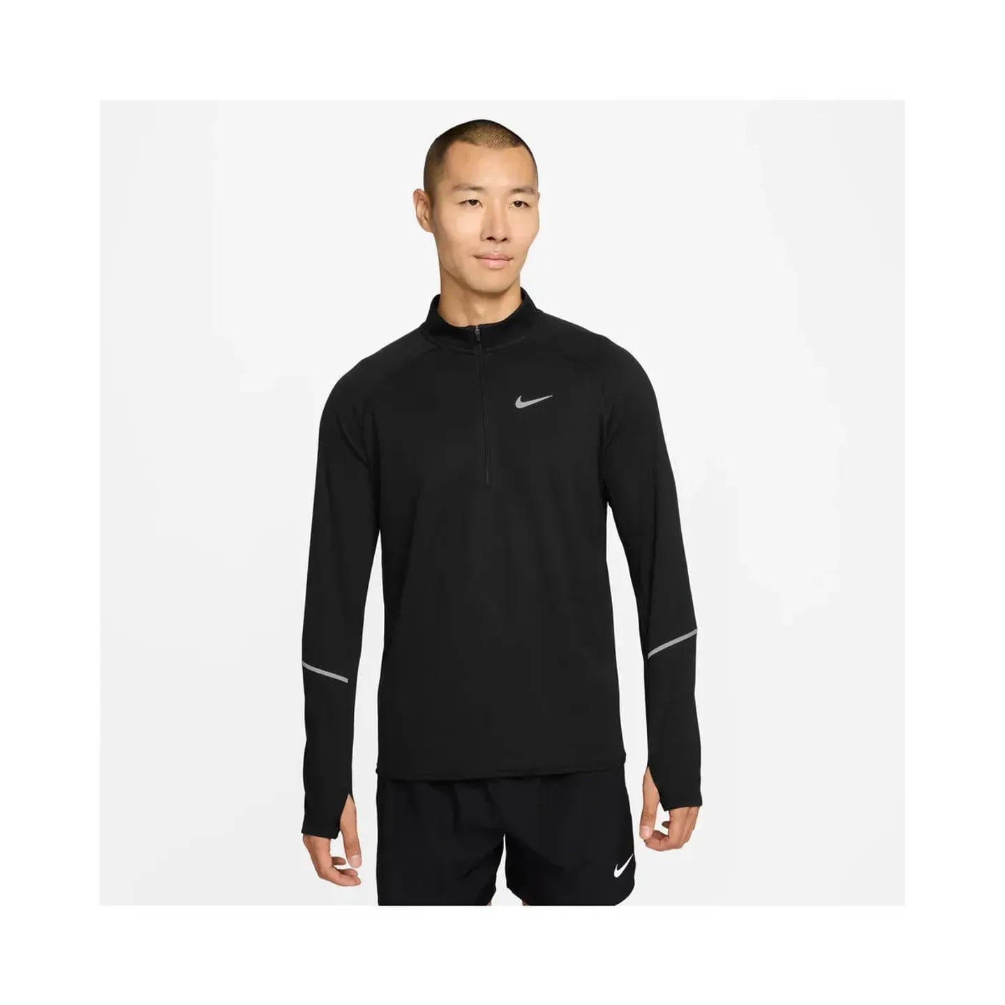 Coureur portant le haut Nike Miler Dri-FIT UV demi-zip noir avec bandes réfléchissantes aux manches