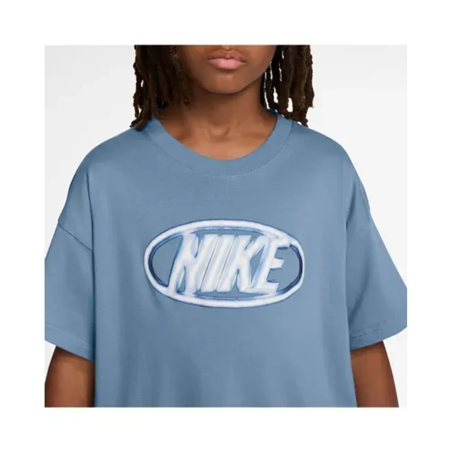 Gros plan du t-shirt Nike NSW Tee M90 Club Xpress bleu denim avec logo Nike ovale sur la poitrine