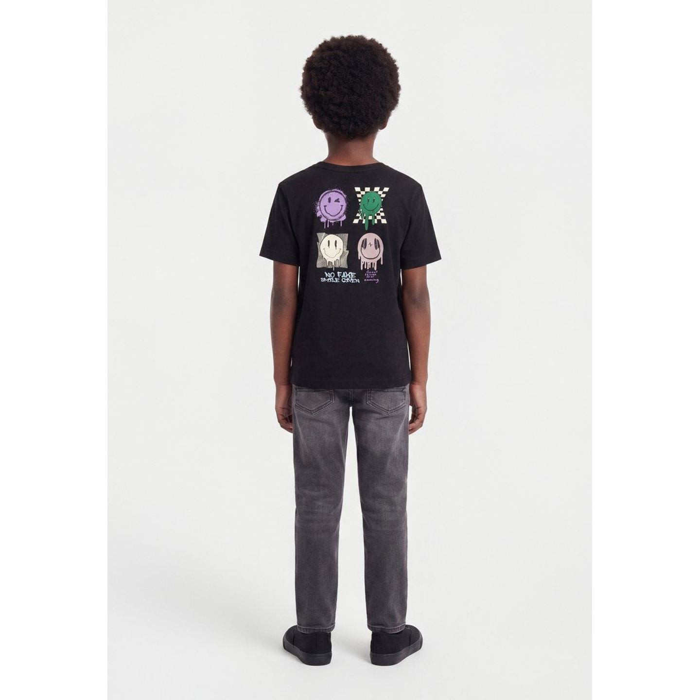 Enfant joyeux portant le t-shirt Name It T-Shirt Manches Courtes Coton Biologique Nkmllysander Ss Nr