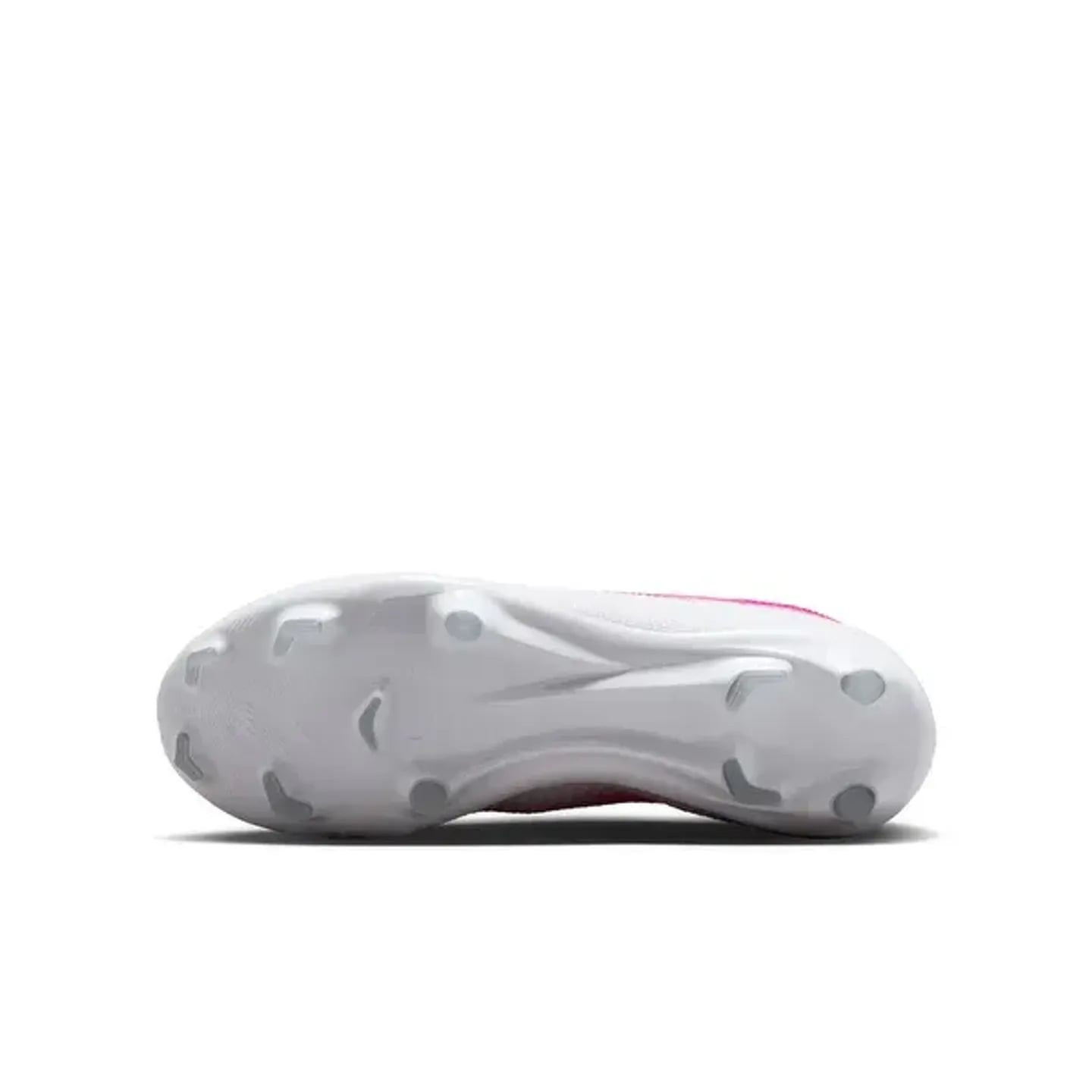 Gros plan des crampons Nike Mercurial Vapor 17 Academy FG/MG : chevrons et formes coniques pour adhé