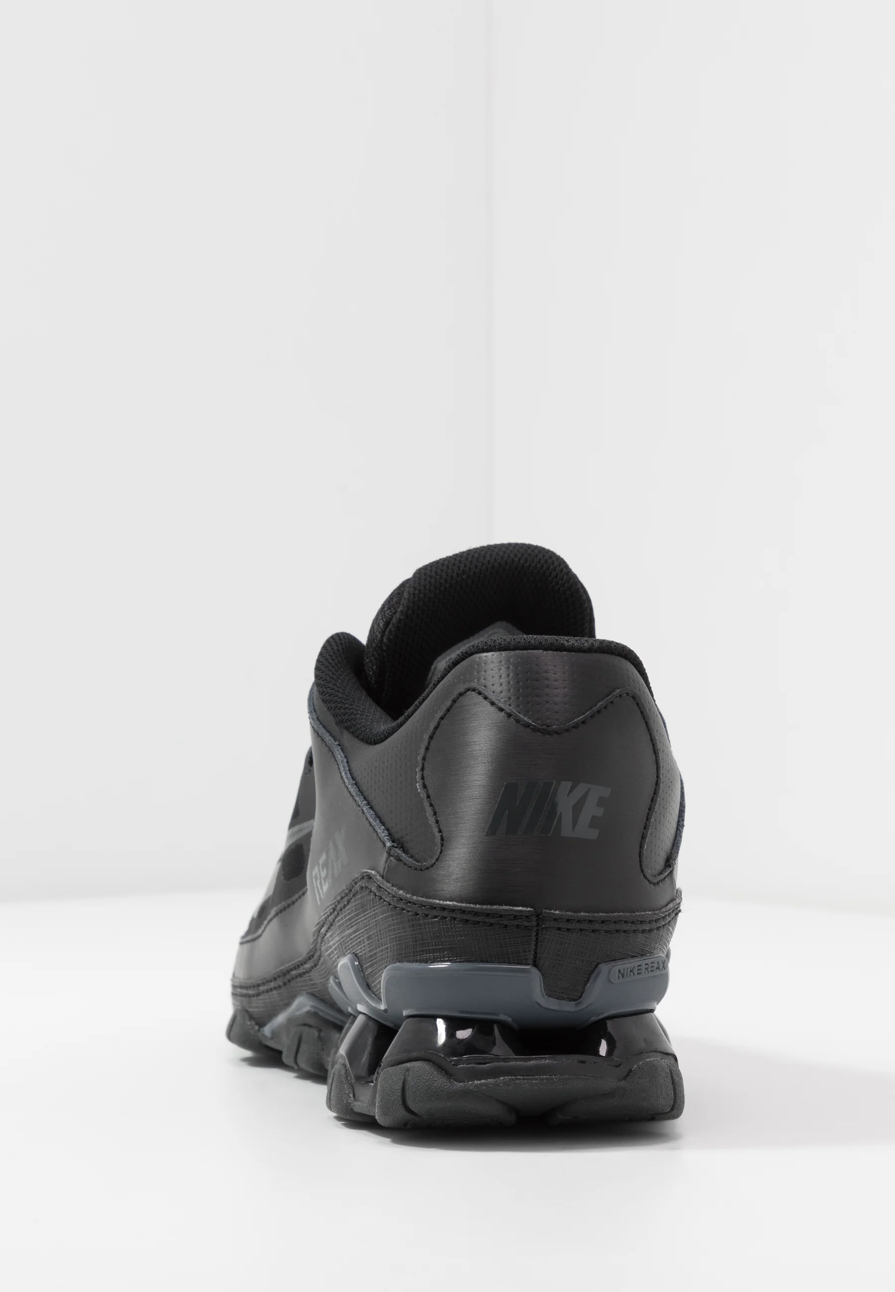 Nike Reax 8 NSW SL : Amorti réactif et style urbain