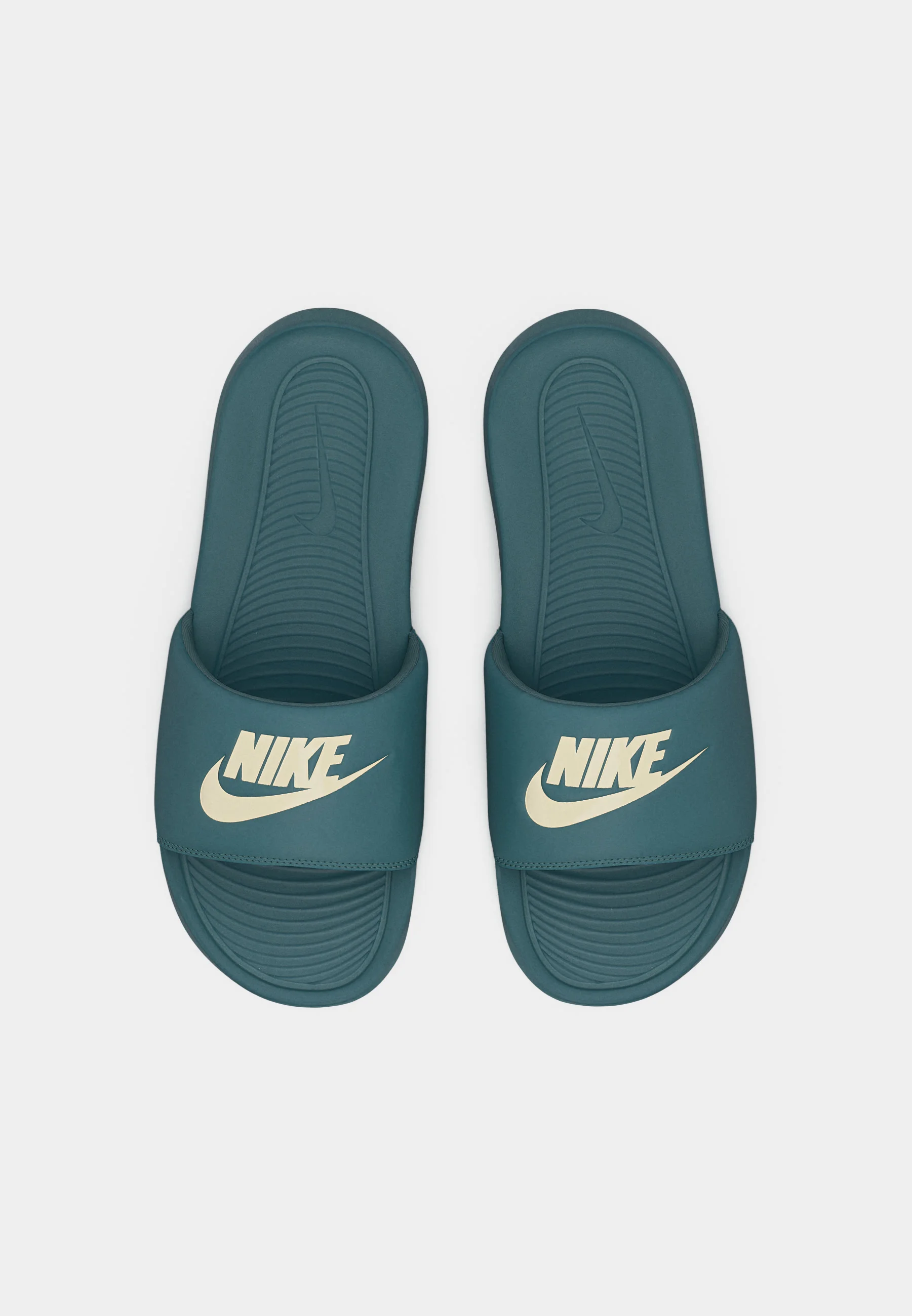 Nike Victori One Slide : Confort et style pour vos journées