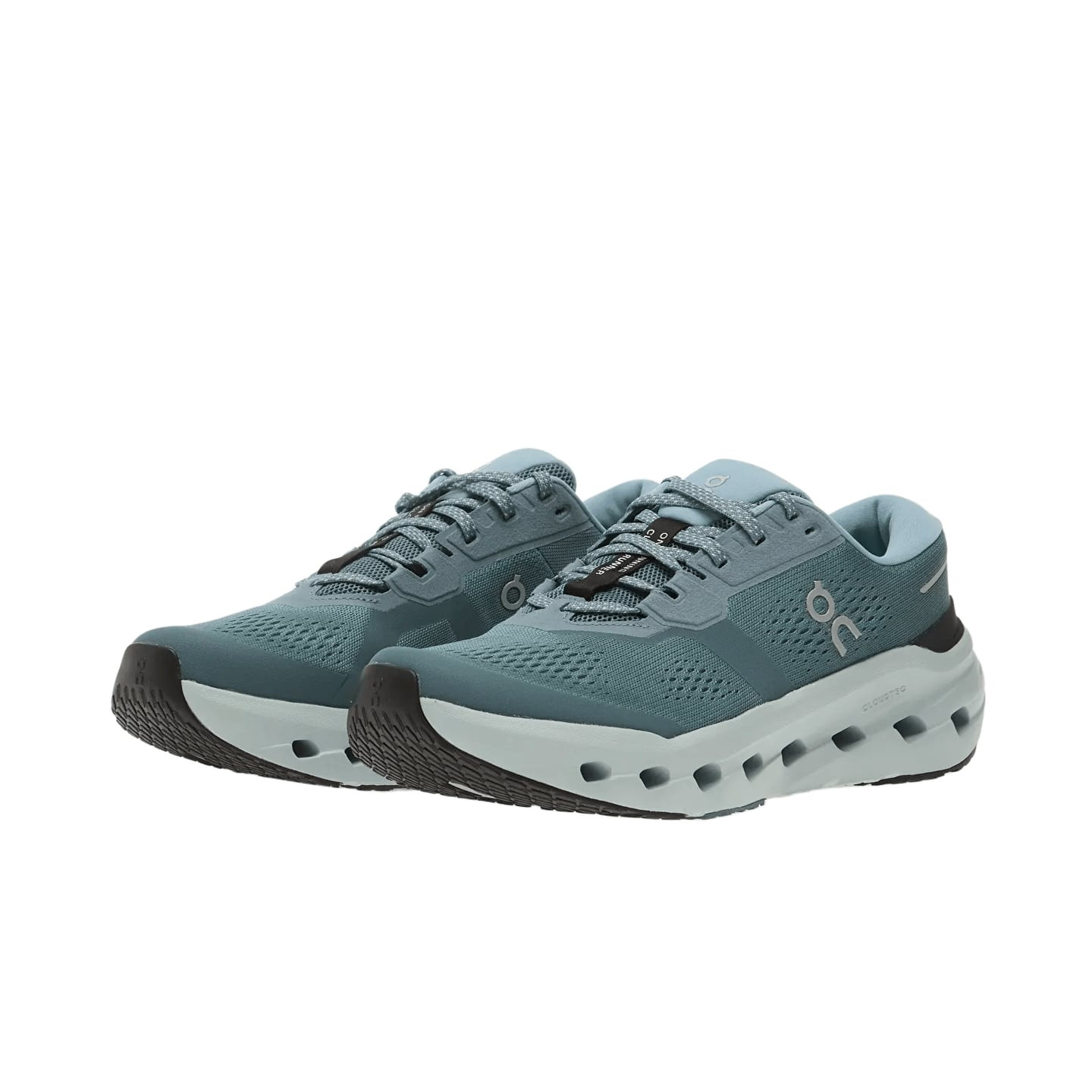 Paire de chaussures de running On Cloudrunner 3 bleu canard et gris vue de trois-quarts sur fond bla