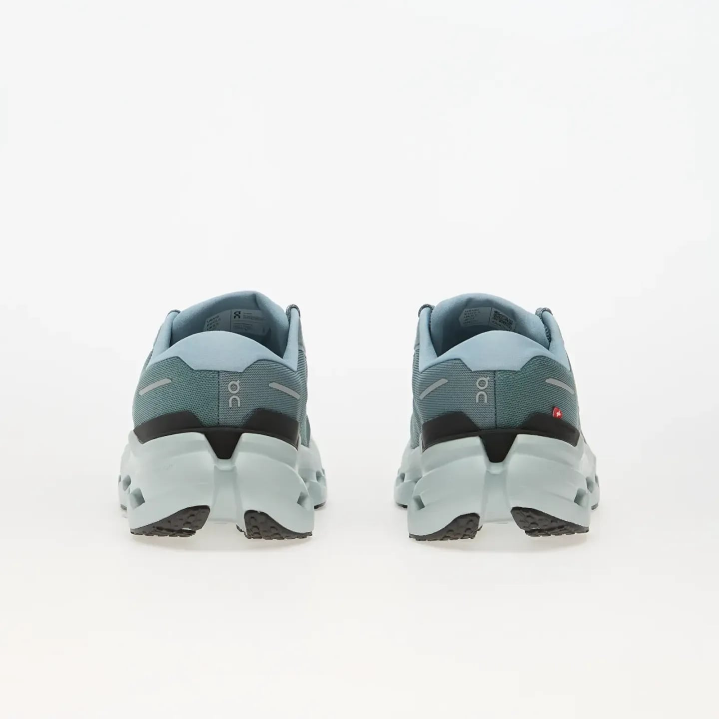 Vue arrière d'une paire de chaussures On Cloudrunner 3 montrant le col rembourré et le clip de talon