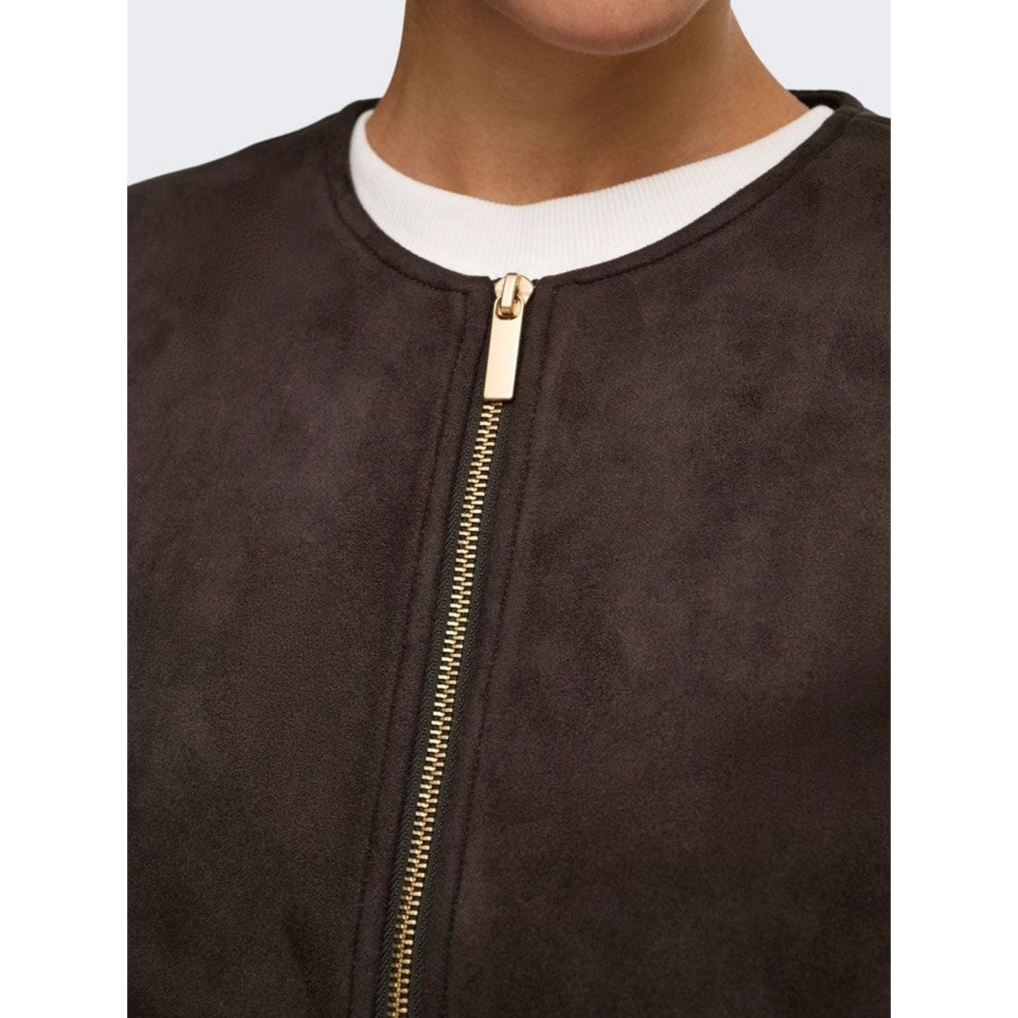 Fermeture dorée et encolure ronde de la veste bomber ONLSTINA en simili suède marron foncé portée su