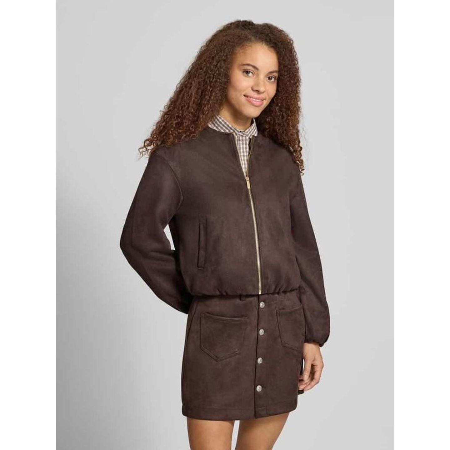 Only Veste Bomber En Simili Suède Onlstina Manches Longues Femme portée en look urbain décontracté