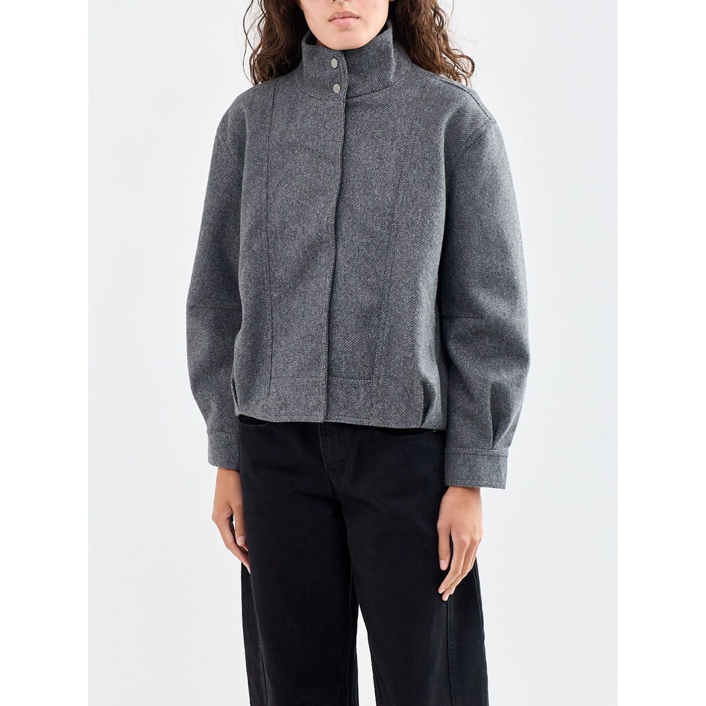 Femme portant la Only Veste Bomber Col Montant Onlasta Otw Manches Longues Femme en ville