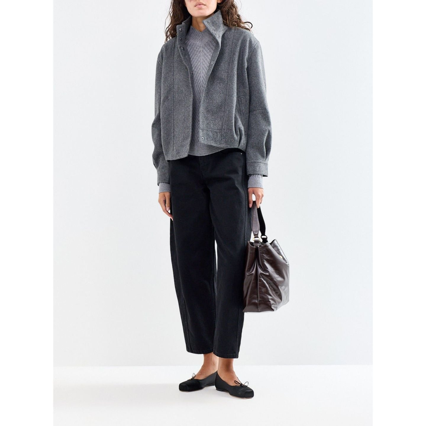 Femme portant la Only Veste Bomber Col Montant Onlasta Otw Manches Longues Femme en ville