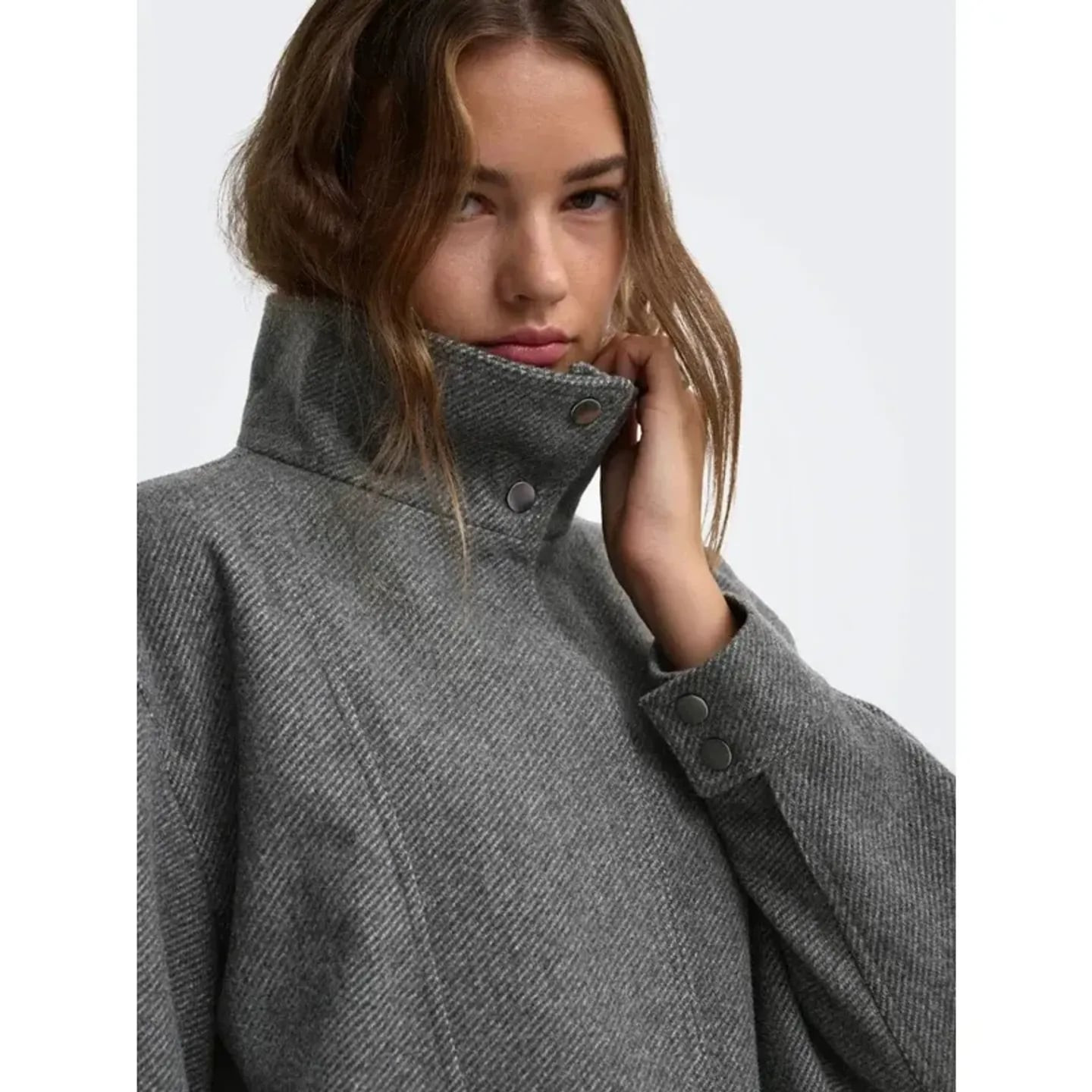 Femme portant la Only Veste Bomber Col Montant Onlasta Otw Manches Longues Femme en ville