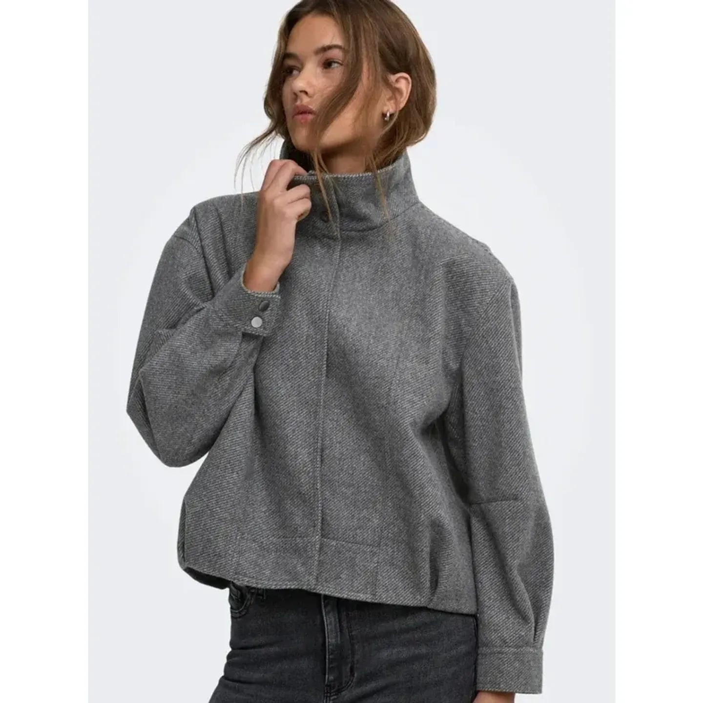 Look urbain avec la Only Veste Bomber Col Montant Onlasta Otw Manches Longues Femme