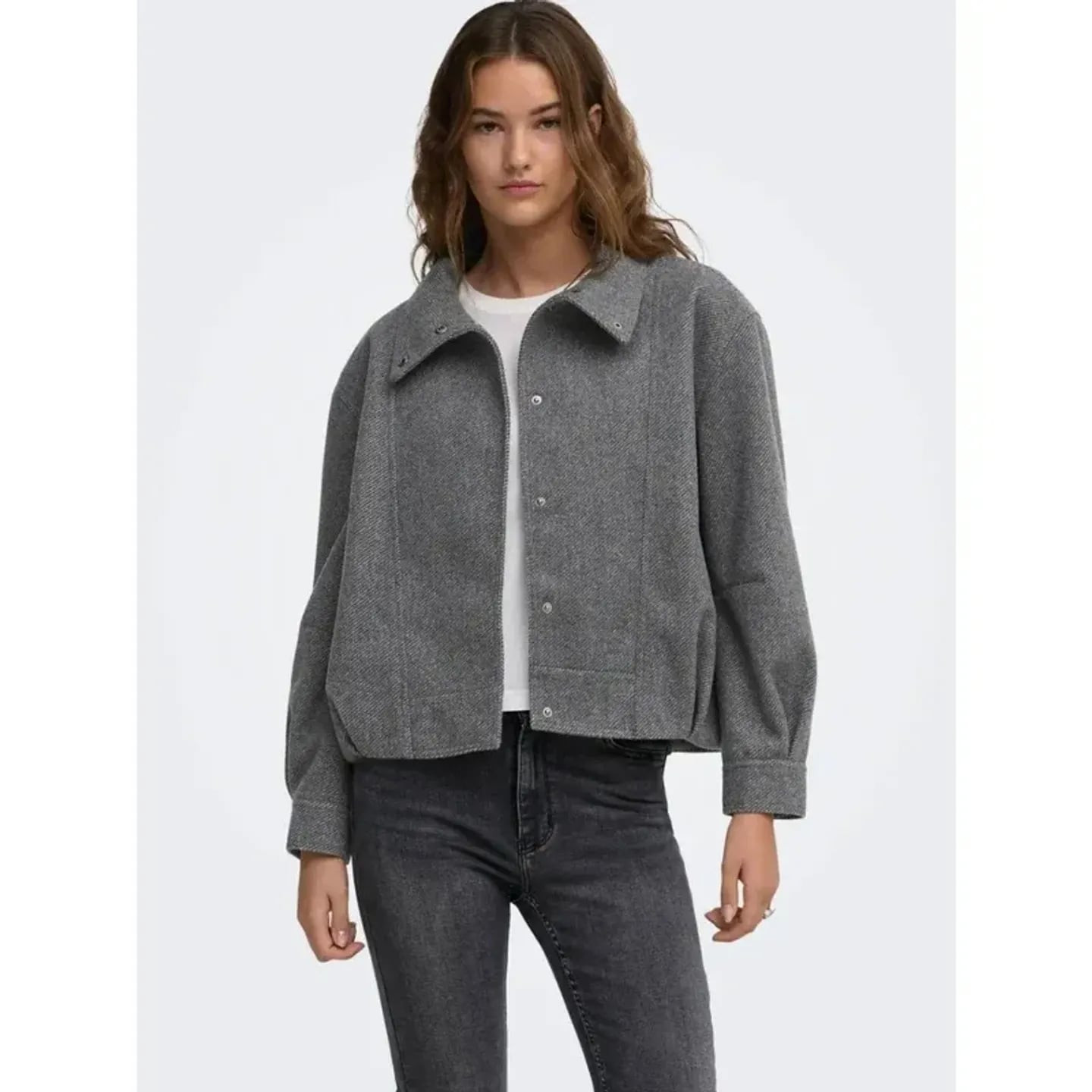 Femme en ville portant la veste bomber Only Veste Bomber Col Montant Onlasta Otw Manches Longues Fem