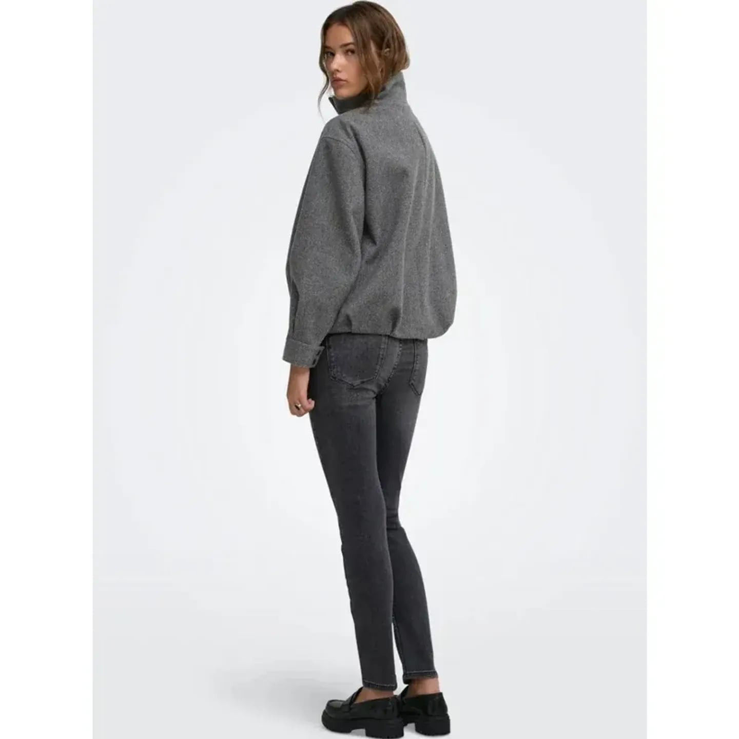 Femme portant la veste bomber ONLY Onlasta à col montant, manches longues, en look urbain décontract