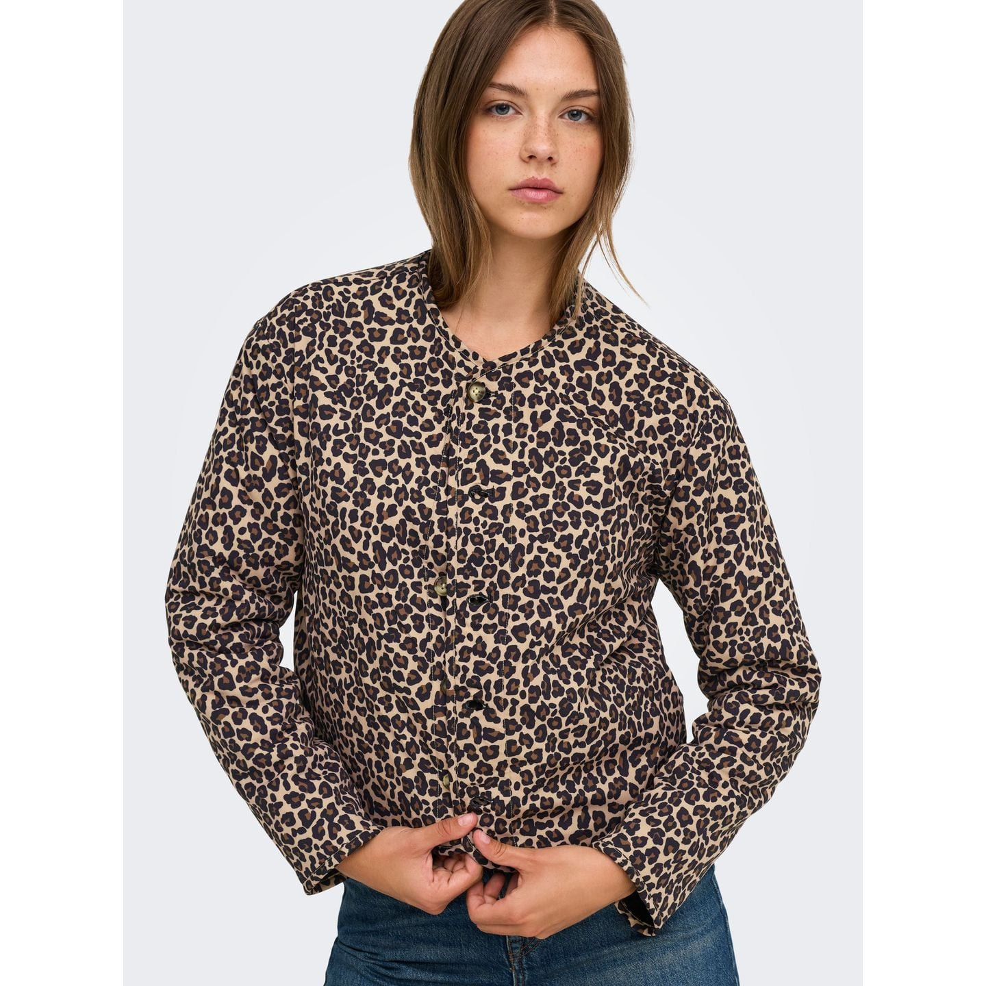 Mise en situation : femme portant la Only Veste Réversible Peluche Teddy Onlbaby Fermeture Boutonnée