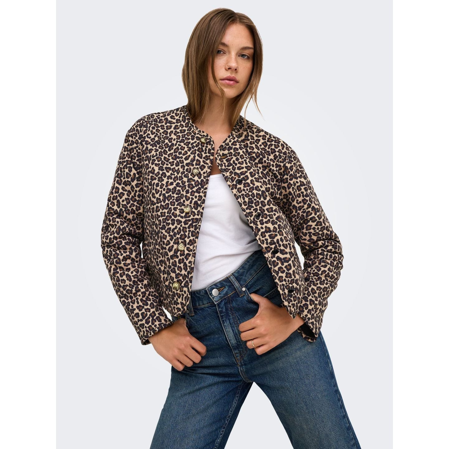 Lifestyle en ville : femme portant la Only Veste Réversible Peluche Teddy Onlbaby Fermeture Boutonné