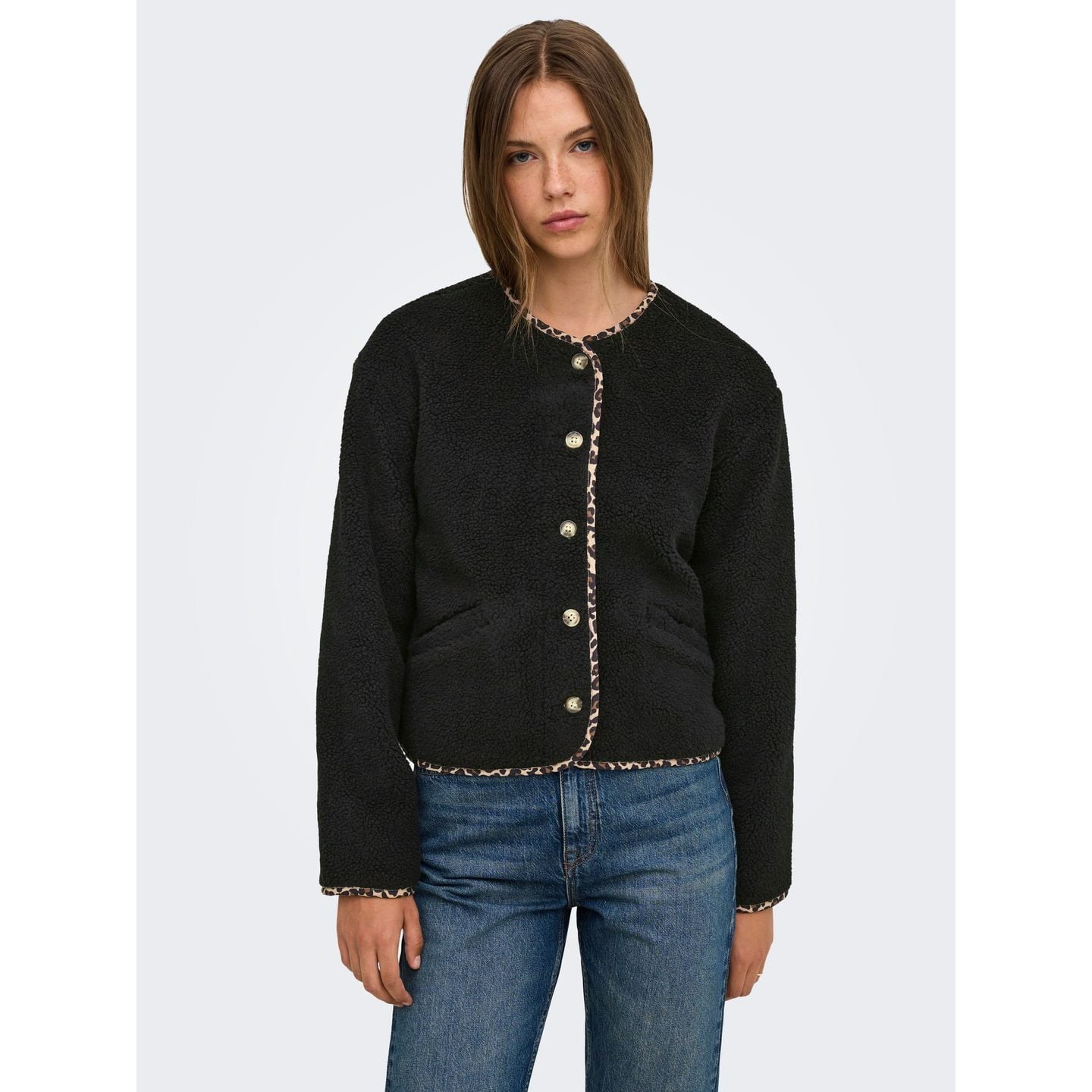 Only Veste Réversible Peluche Teddy Onlbaby Fermeture Boutonnée Femme portée en ville, côté teddy