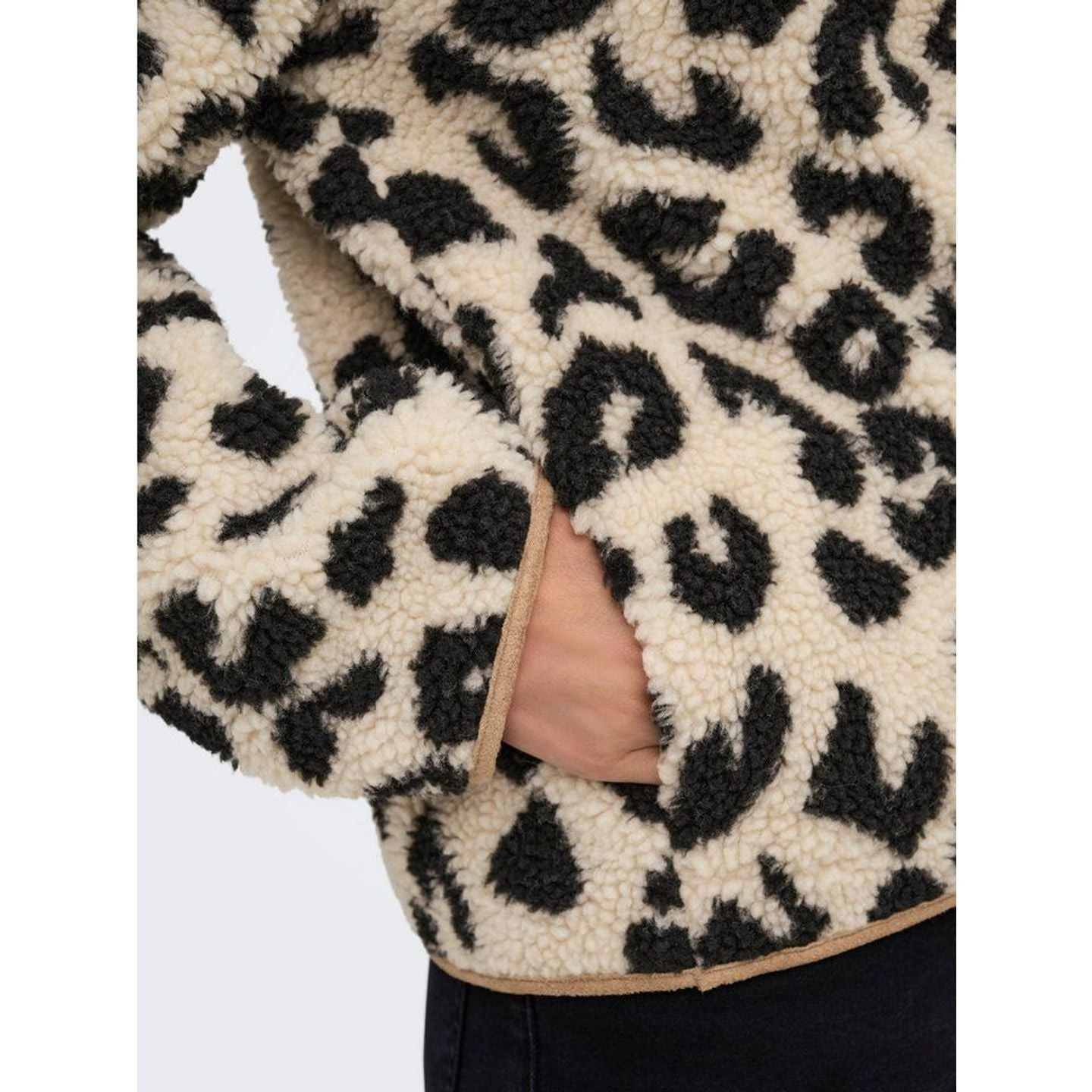 Détail de l'ouverture de poche et du liseré beige de la veste teddy ONLLONA LIFE en peluche imprimé 