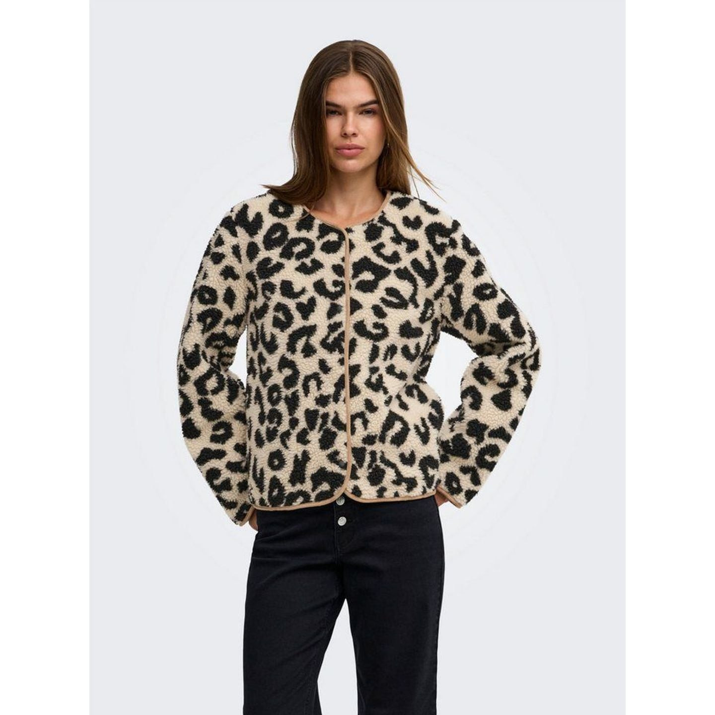 Femme portant une veste teddy ONLY ONLLONA LIFE imprimé léopard avec un jean noir