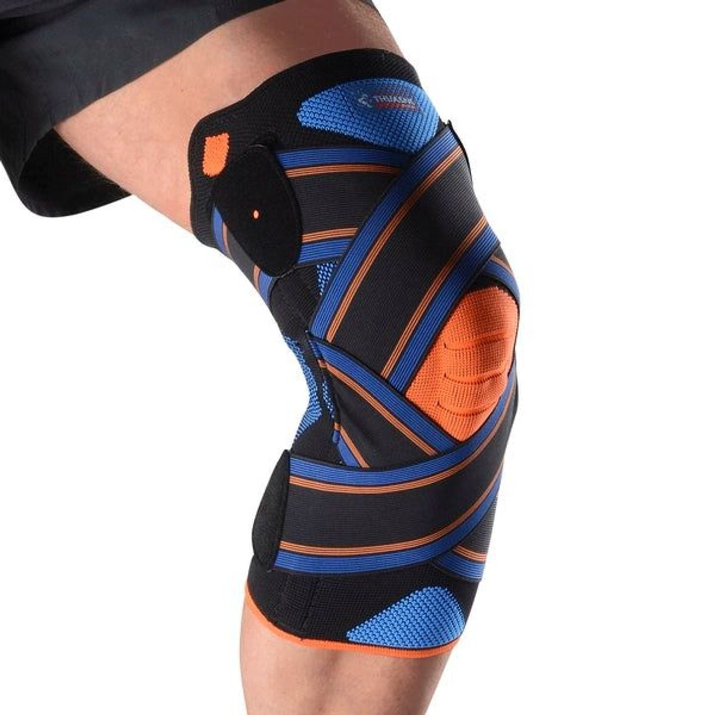 Sportif portant la Thuasne Genouillère Ligamentaire De Sport Strapping Novelastic À Sangles Croisées