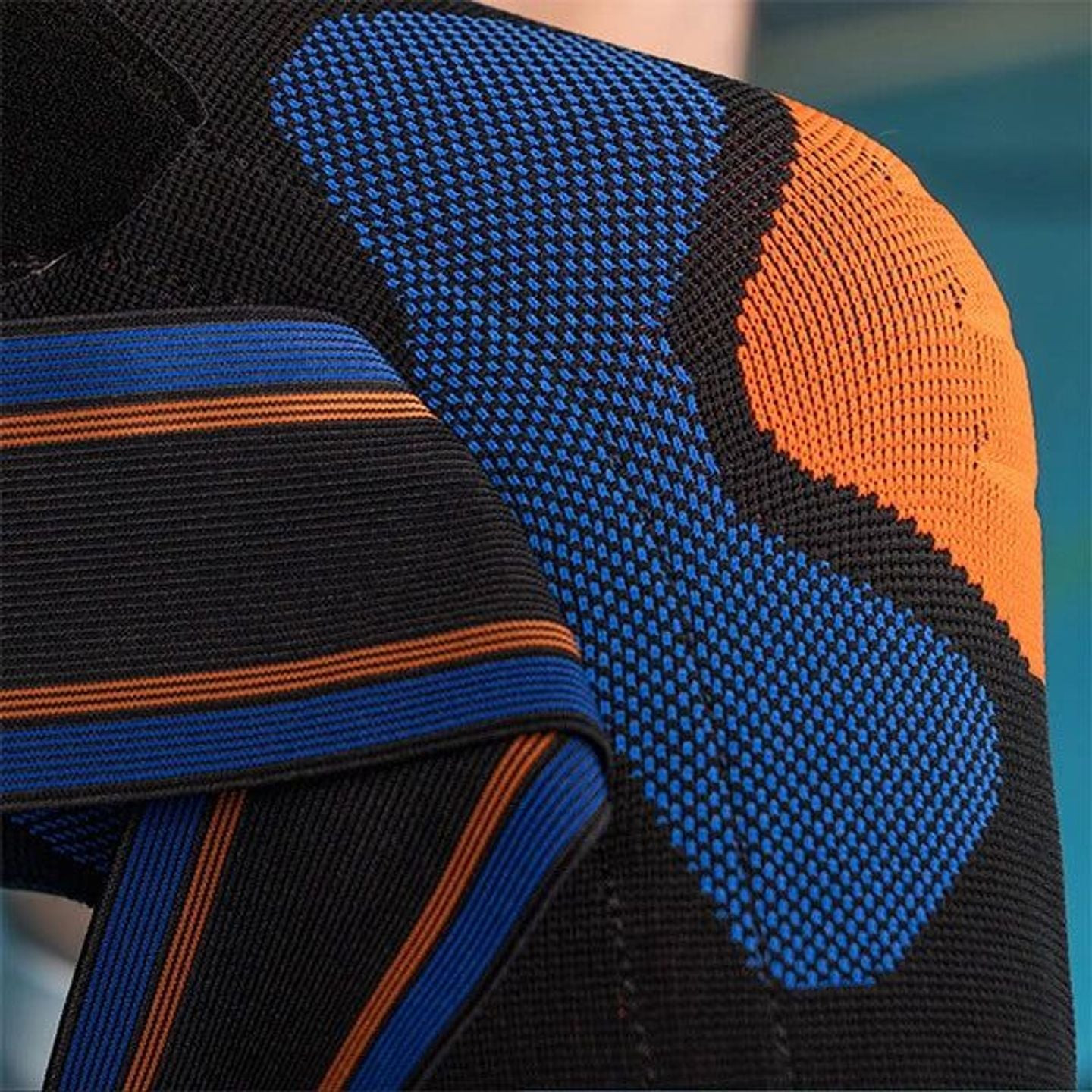 Vue détaillée de la Thuasne Genouillère Ligamentaire De Sport Strapping Novelastic À Sangles Croisée