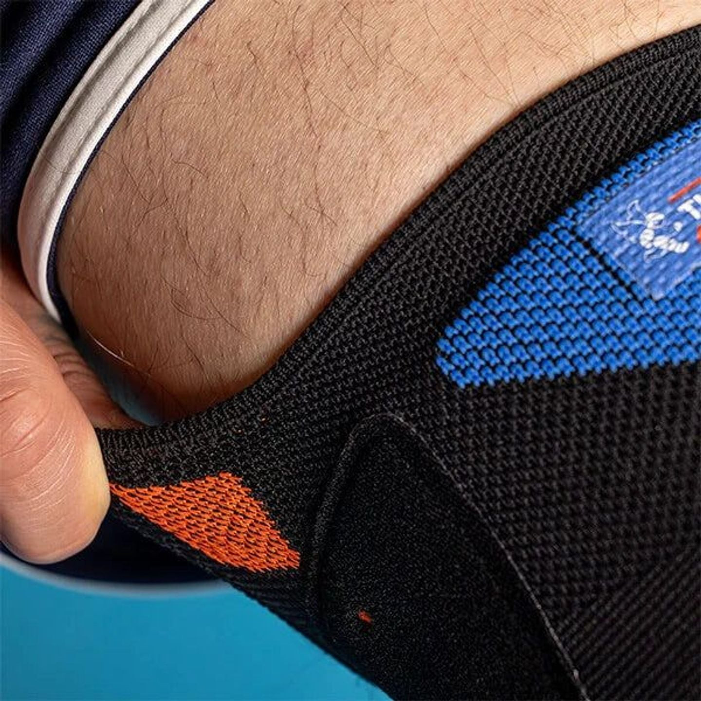 Vue détaillée de la Thuasne Genouillère Ligamentaire De Sport Strapping Novelastic À Sangles Croisée