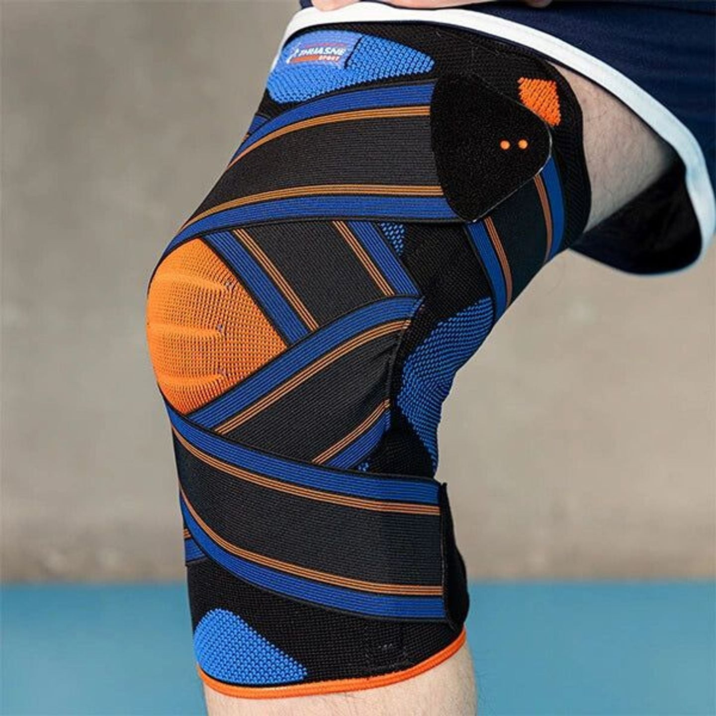 Sportif portant la Thuasne Genouillère Ligamentaire De Sport Strapping Novelastic À Sangles Croisées