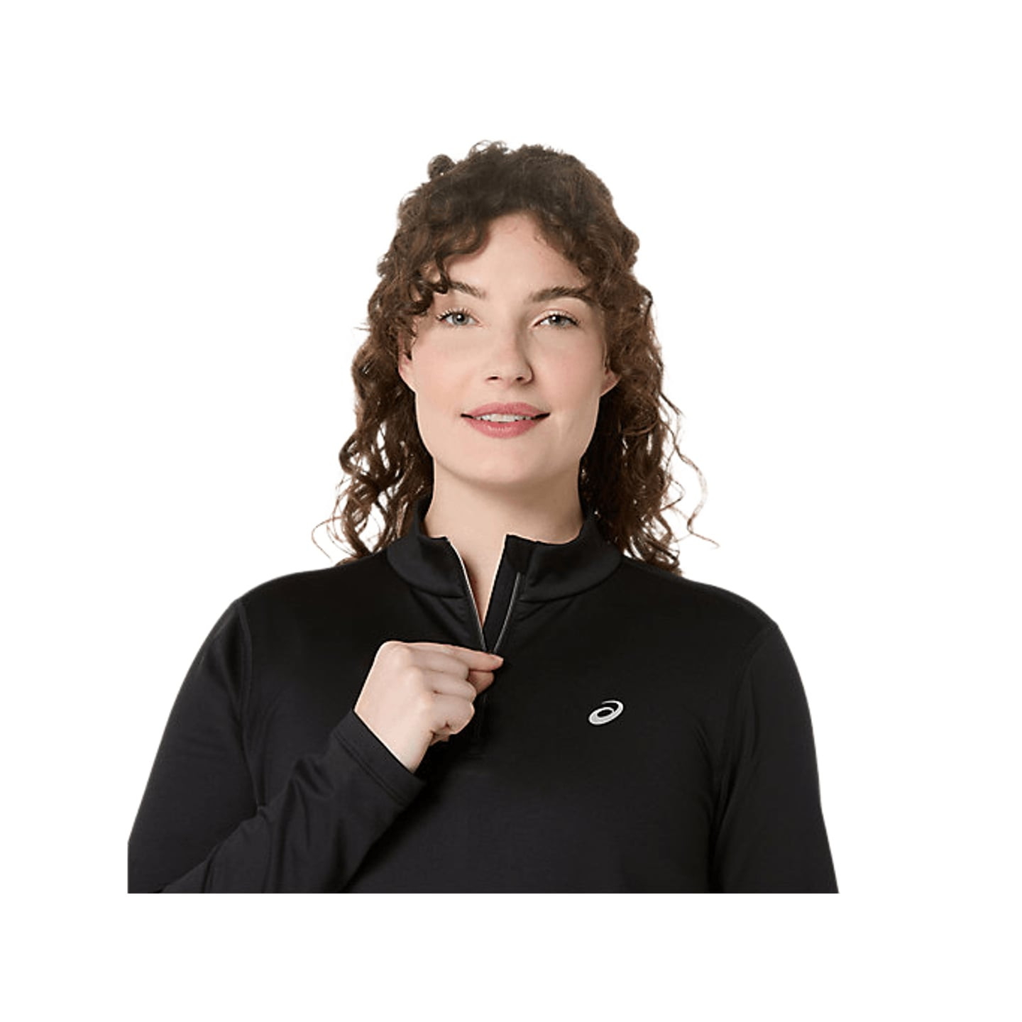 Gros plan de face d'une femme portant le haut ASICS Core LS 1/2 Zip Winter noir, remontant le col mo