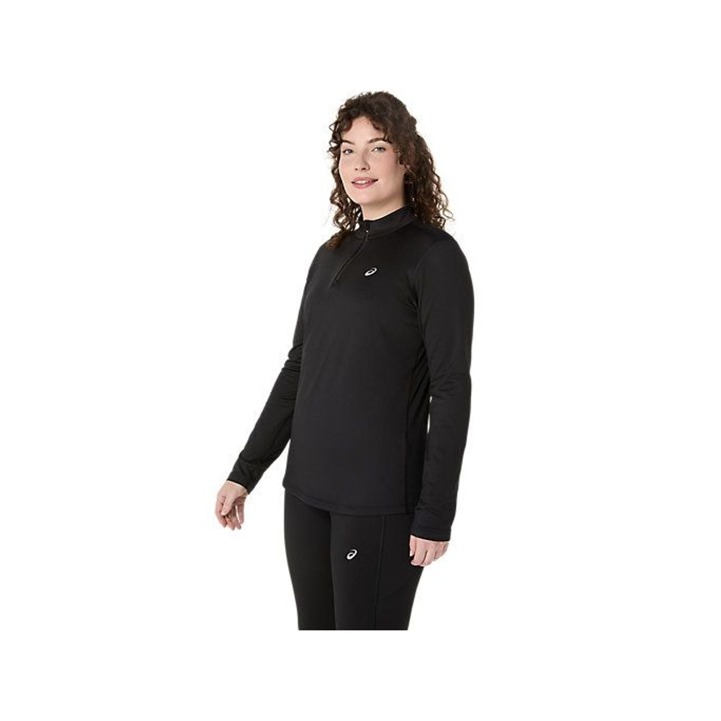 Vue de profil d'une femme portant le haut ASICS Core LS 1/2 Zip Winter, détails réfléchissants sur l