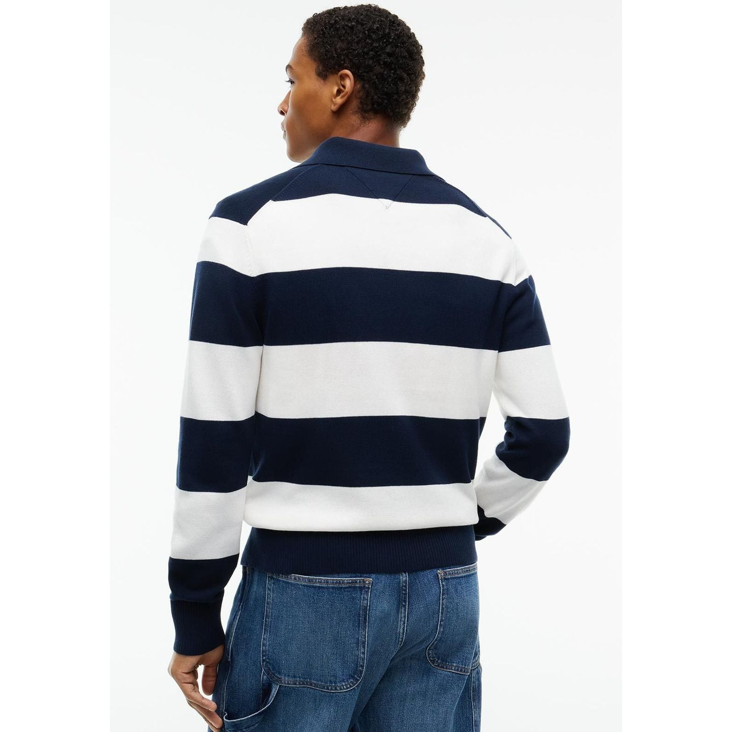 Vue de dos du polo tricoté coupe slim Tommy Jeans avec rayures marine et blanches et bas côtelé