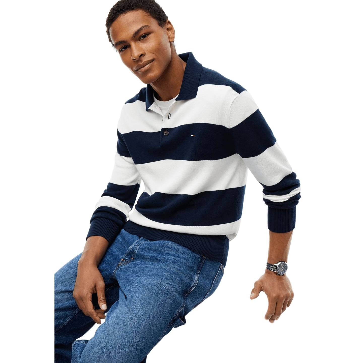 Modèle masculin assis portant un polo tricoté Tommy Jeans ajusté à rayures bleu marine et blanches, 