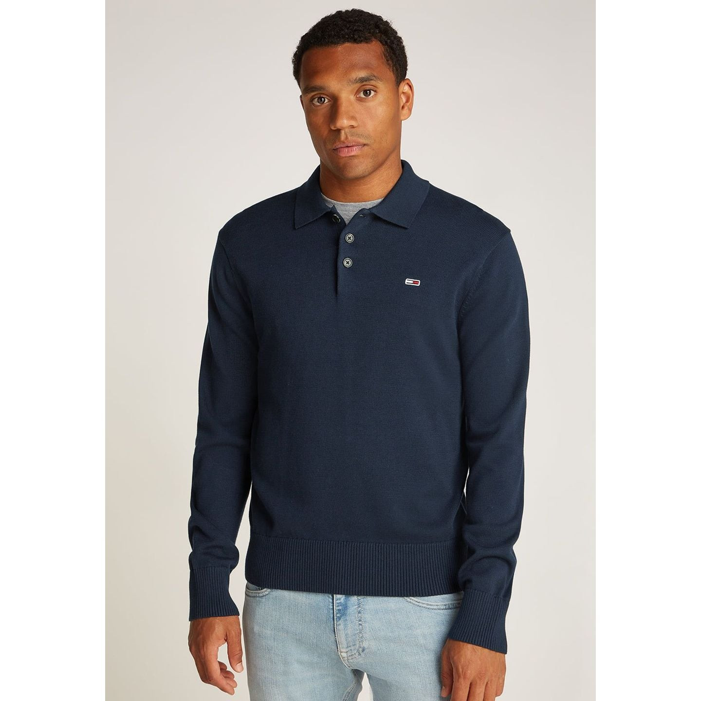 Lifestyle : homme portant le Tommy Jeans Pull Col Polo Slim Essential En Coton Broderie Homme