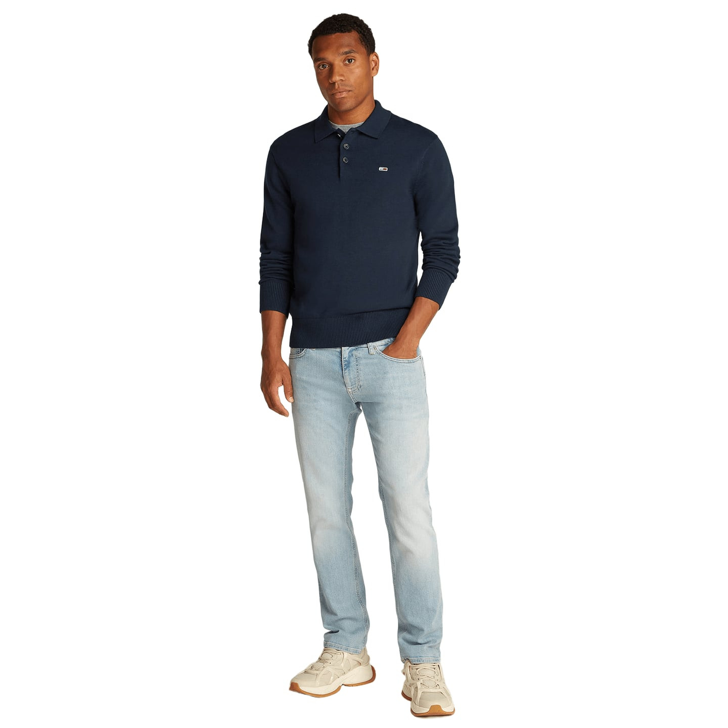 Photo lifestyle : homme portant le Tommy Jeans Pull Col Polo Slim Essential En Coton Broderie Homme