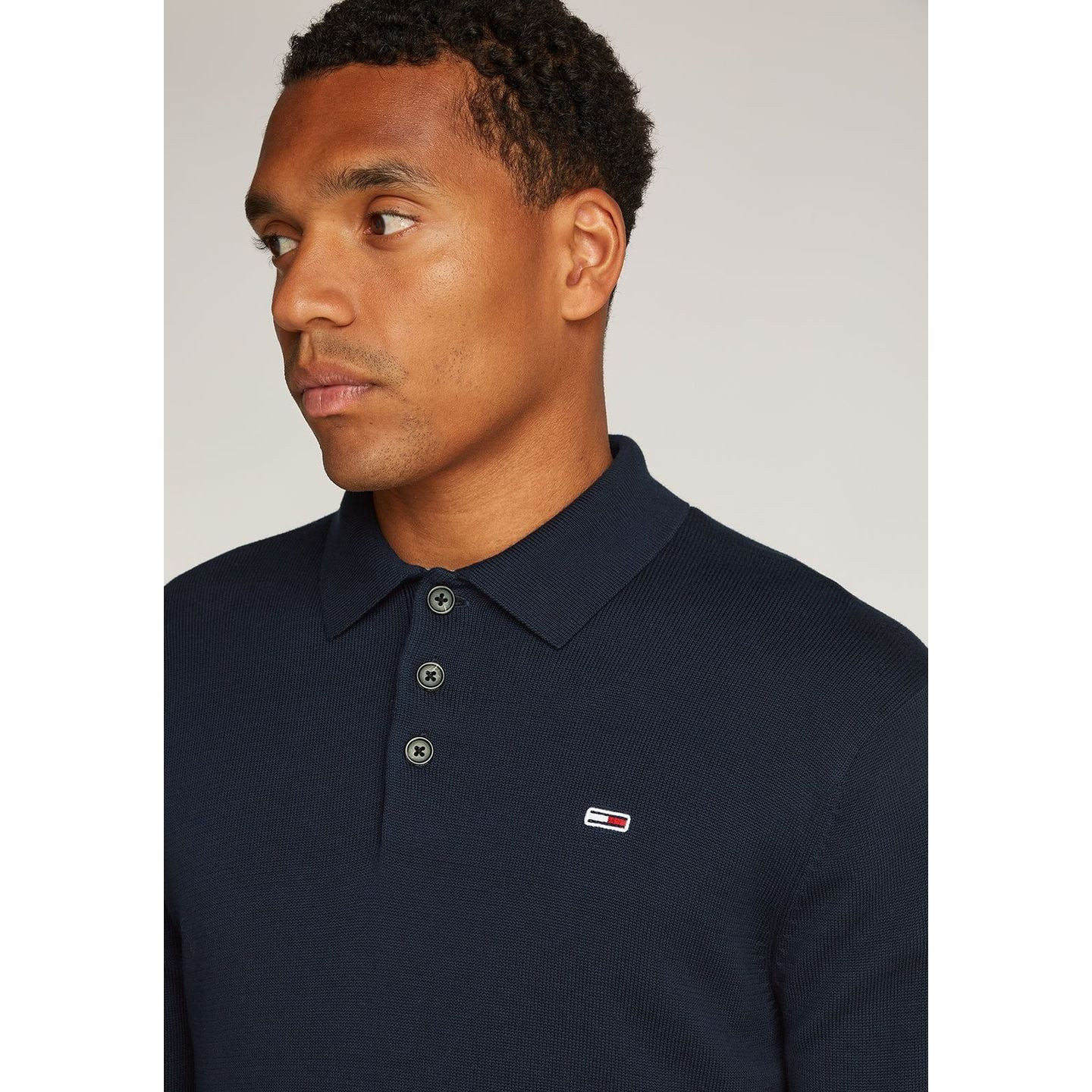Tommy Jeans Pull Col Polo Slim Essential En Coton Broderie Homme porté en ville, style casual chic
