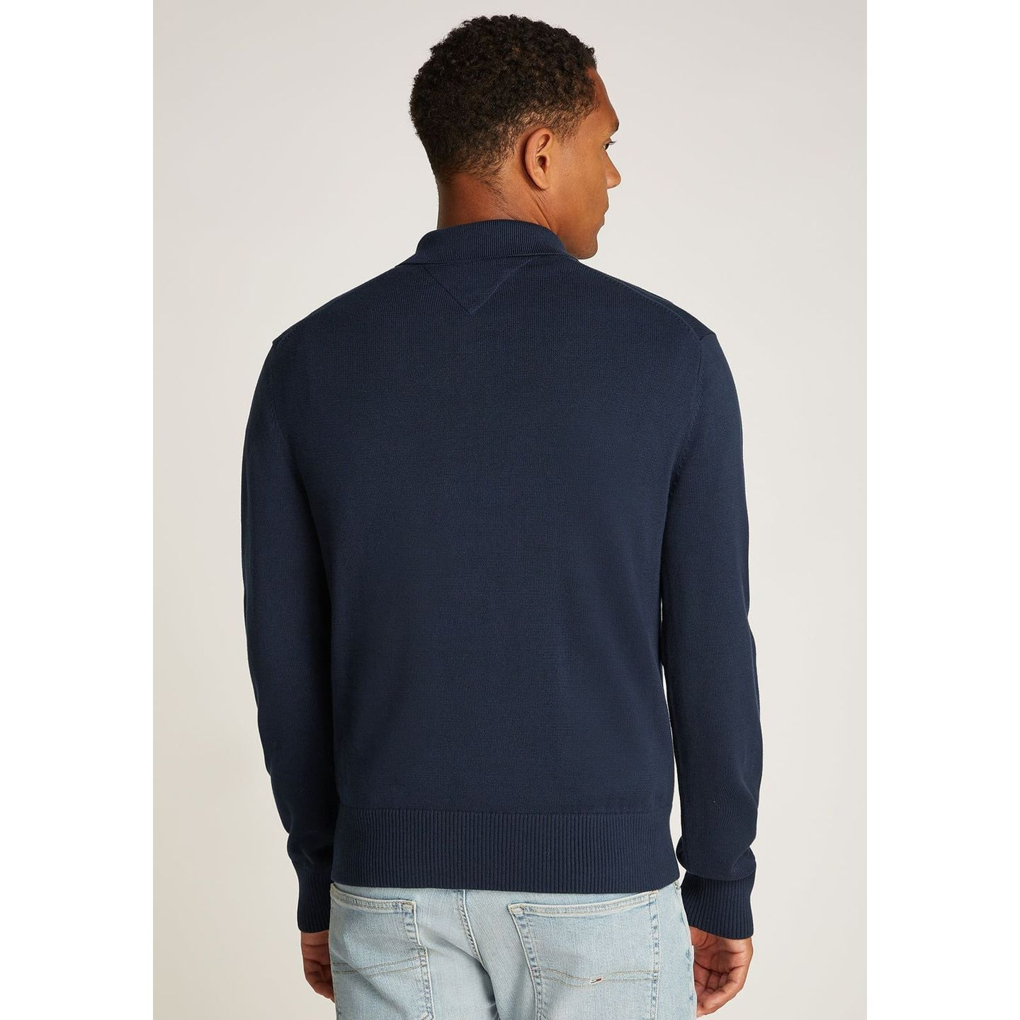 Homme portant le pull Tommy Jeans Pull Col Polo Slim Essential en coton broderie, style casual