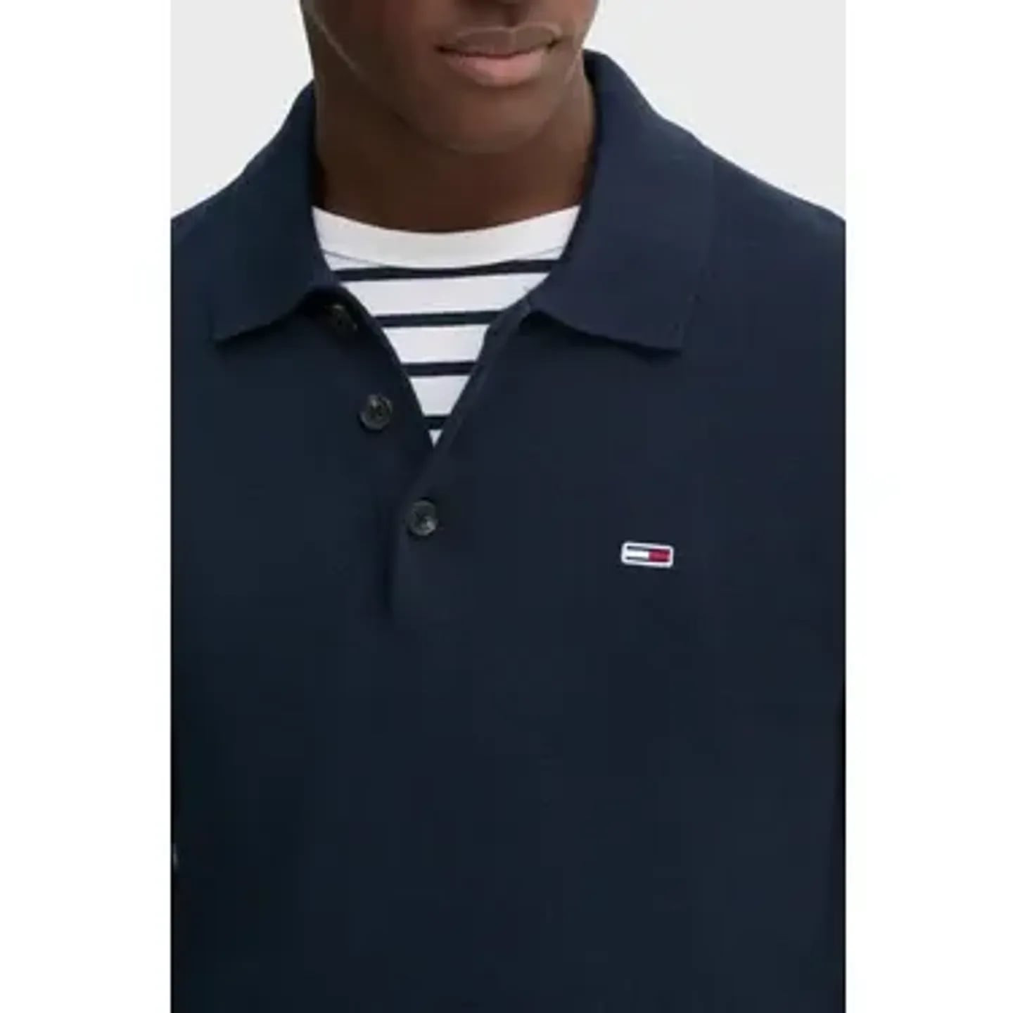 Détail broderie du Tommy Jeans Pull Col Polo Slim Essential En Coton Broderie Homme