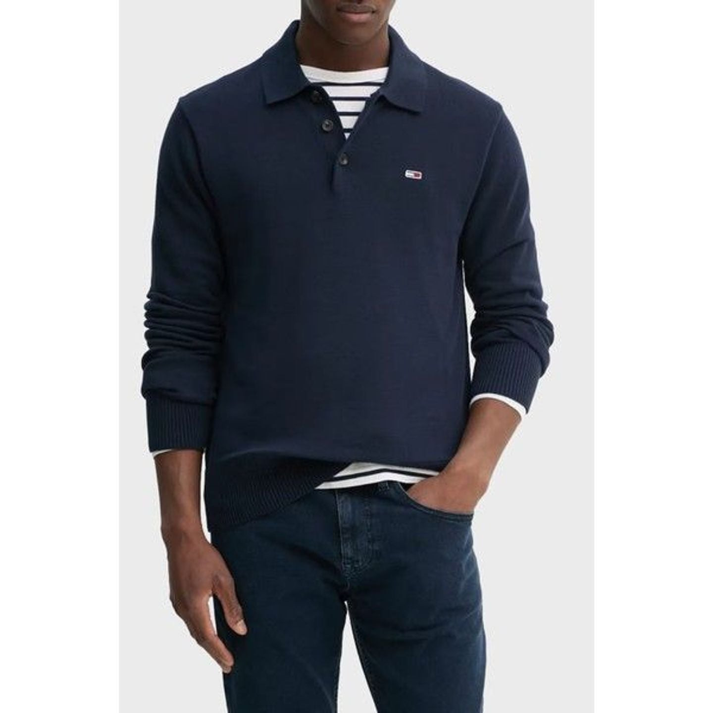 Homme portant le Tommy Jeans Pull Col Polo Slim Essential En Coton Broderie Homme