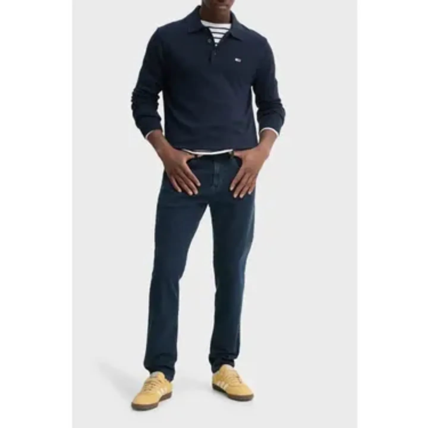 Homme portant le Tommy Jeans Pull Col Polo Slim Essential En Coton Broderie Homme en look urbain