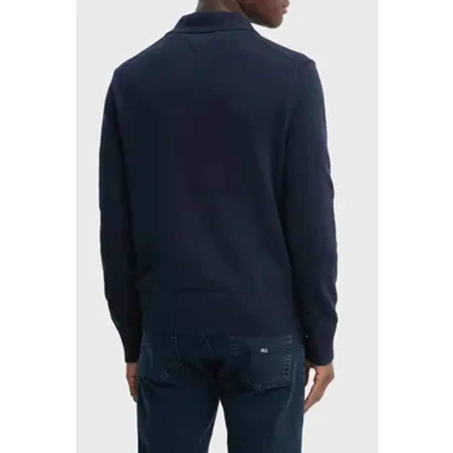 Tommy Jeans Pull Col Polo Slim Essential En Coton Broderie Homme porté en look casual chic