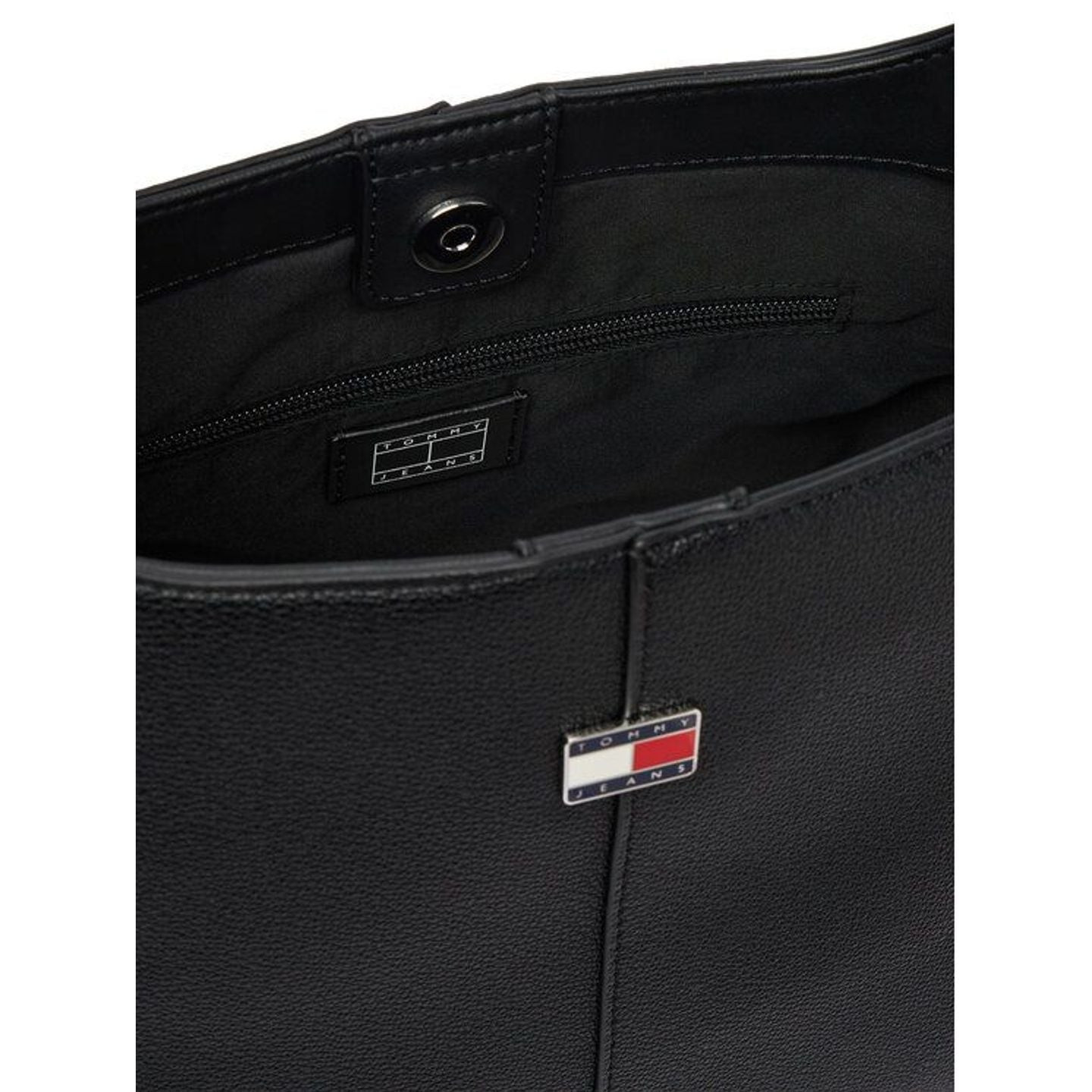 Détail du sac seau Tommy Jeans TJW City Bucket Hobo à clip magnétique, finition imitation cuir.