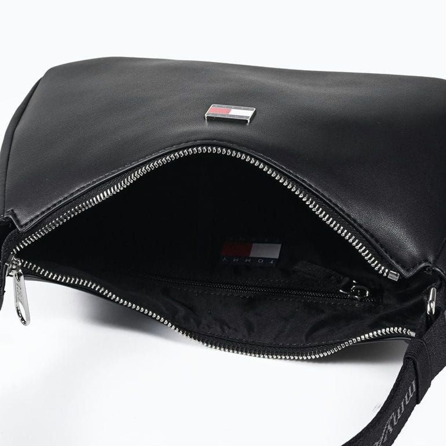 Sac d'épaule noir ouvert montrant poche intérieure zippée, doublure et fermeture argentée