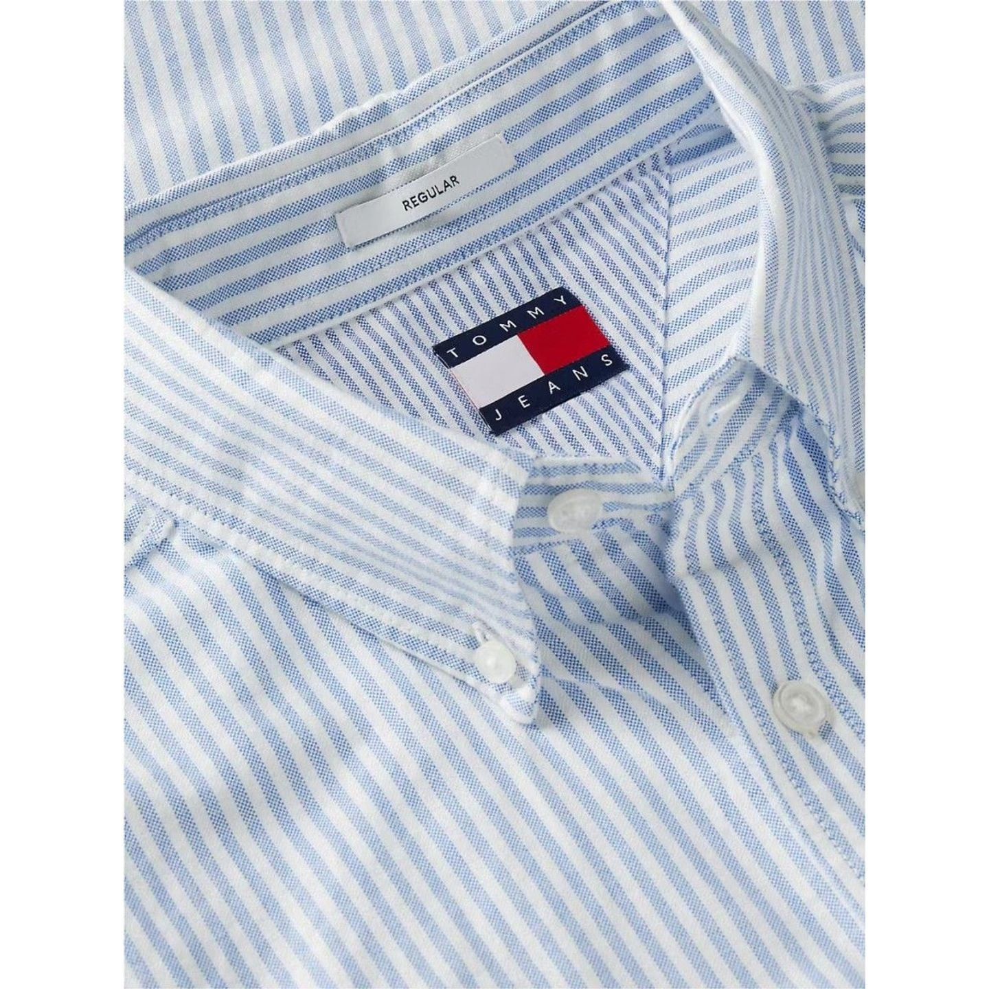 Gros plan sur le col de la chemise TJM Reg Stripe Oxford, étiquette REGULAR et drapeau Tommy Jeans