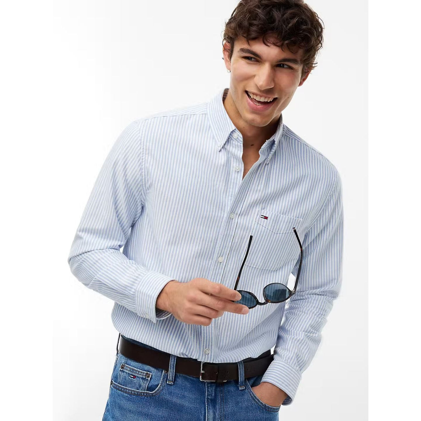 Mannequin portant la chemise TJM Reg Stripe Oxford à rayures bleues et blanches, tenant des lunettes