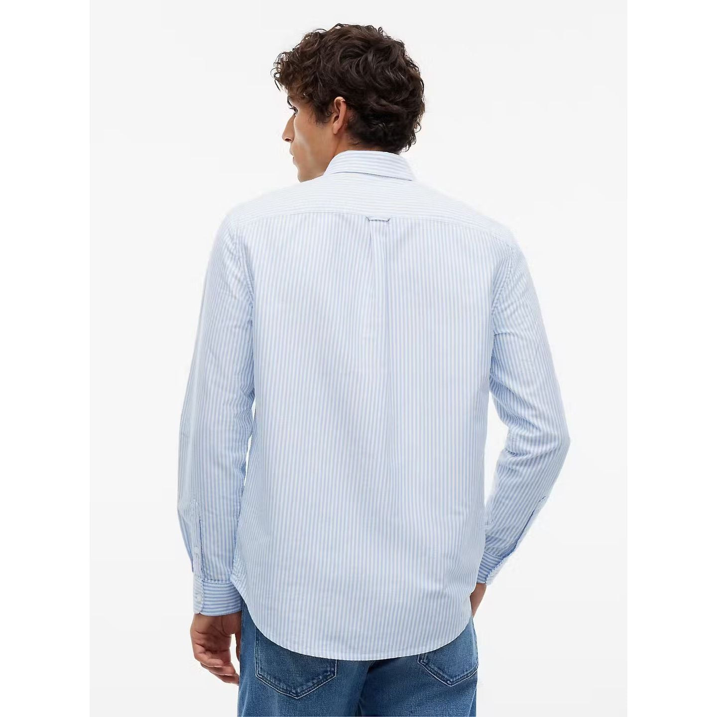 Vue arrière de la chemise Oxford TJM Reg Stripe avec pli creux, passant de suspension et ourlet arro