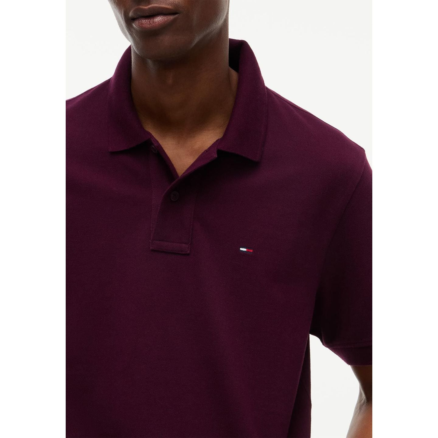 Gros plan col polo Tommy Jeans, patte 2 boutons et logo drapeau brodé, coloris Purple Berry en coton