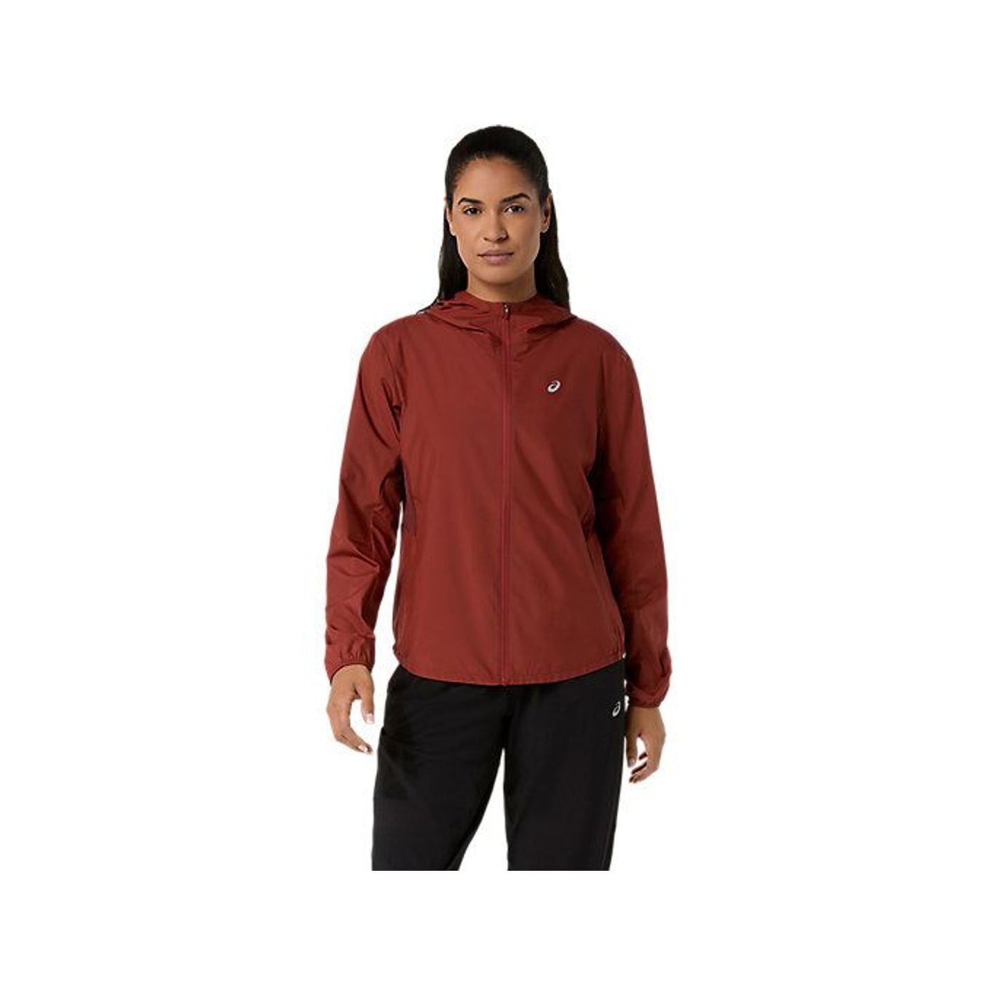 Coureuse en extérieur portant l'Asics Veste De Running Déperlante Core Femme À Capuche Réglable