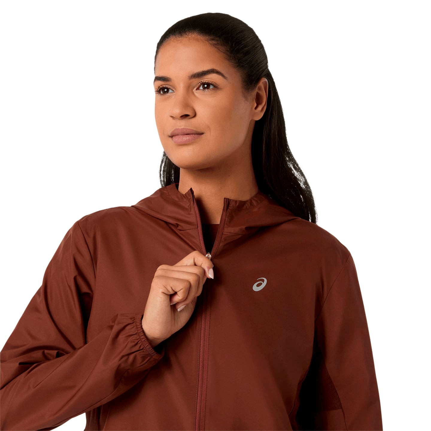 Coureuse portant l'Asics Veste De Running Déperlante Core Femme À Capuche Réglable en extérieur
