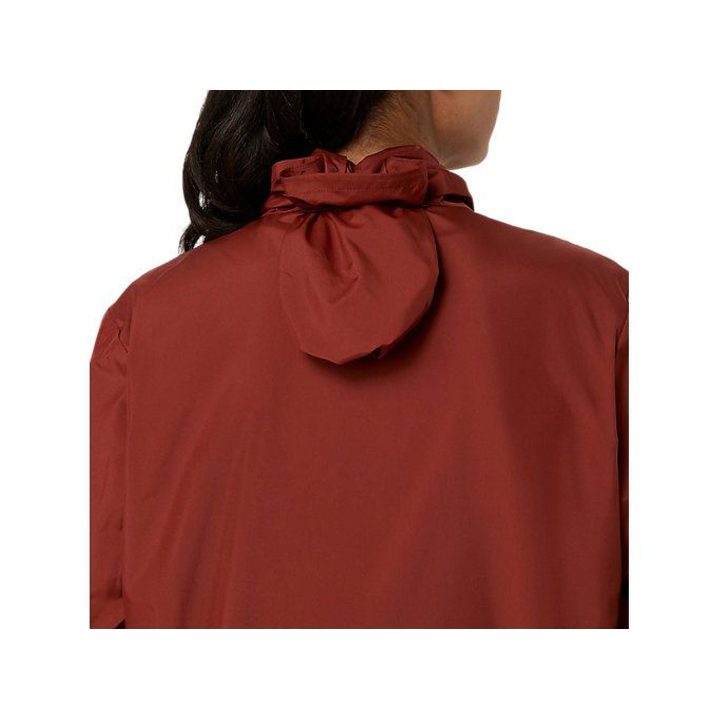 Détail de la veste de running Asics Core femme à capuche réglable, tissu déperlant et poches zippées