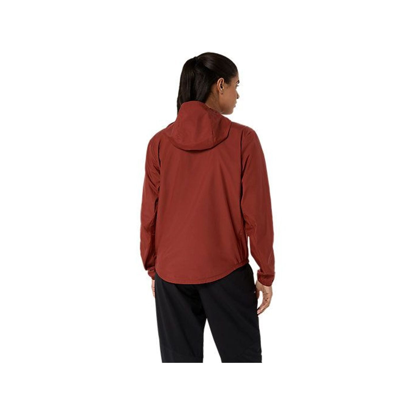 Coureuse portant l'Asics Veste De Running Déperlante Core Femme À Capuche Réglable lors d'un footing