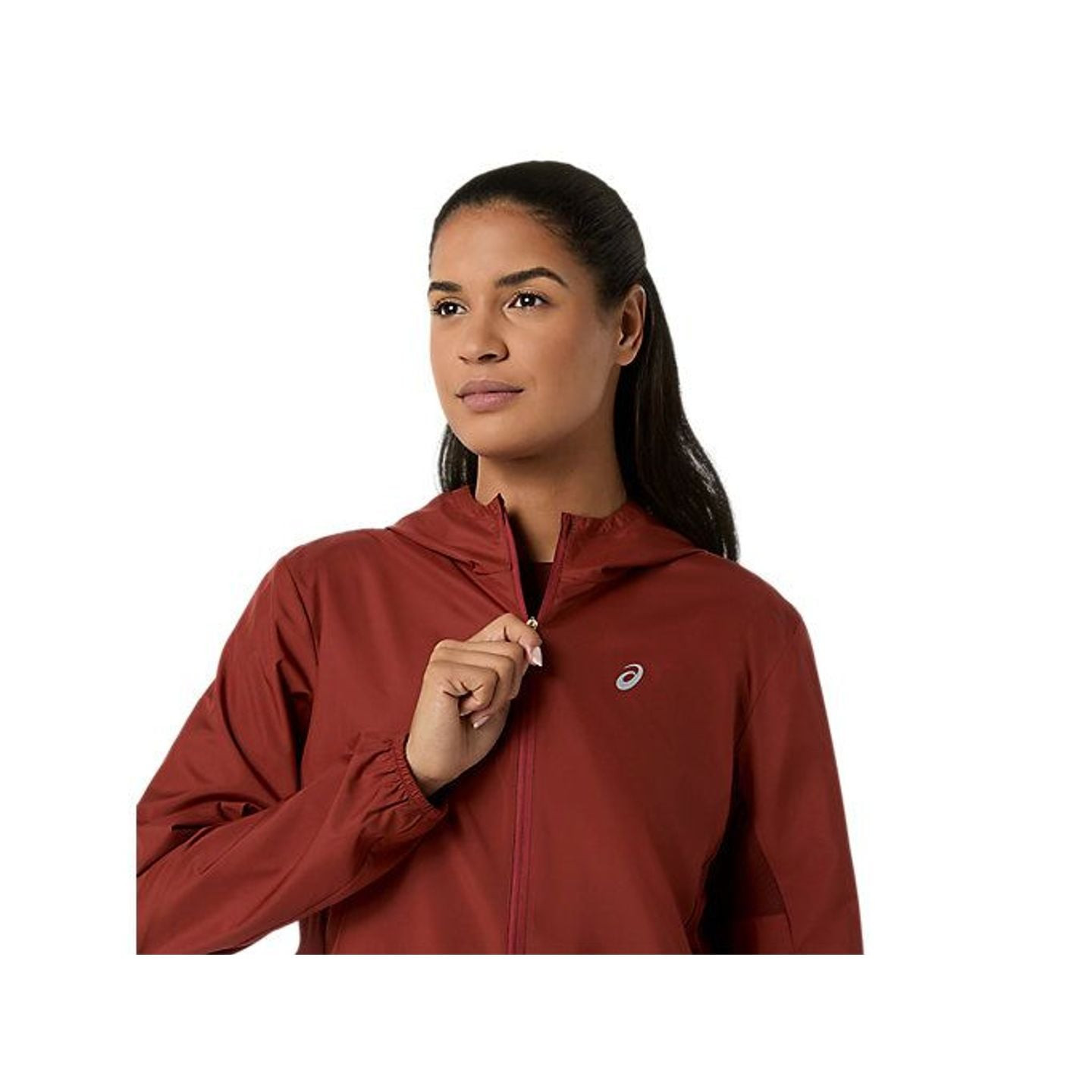 Coureuse portant la Asics Veste De Running Déperlante Core Femme À Capuche Réglable lors d'un footin