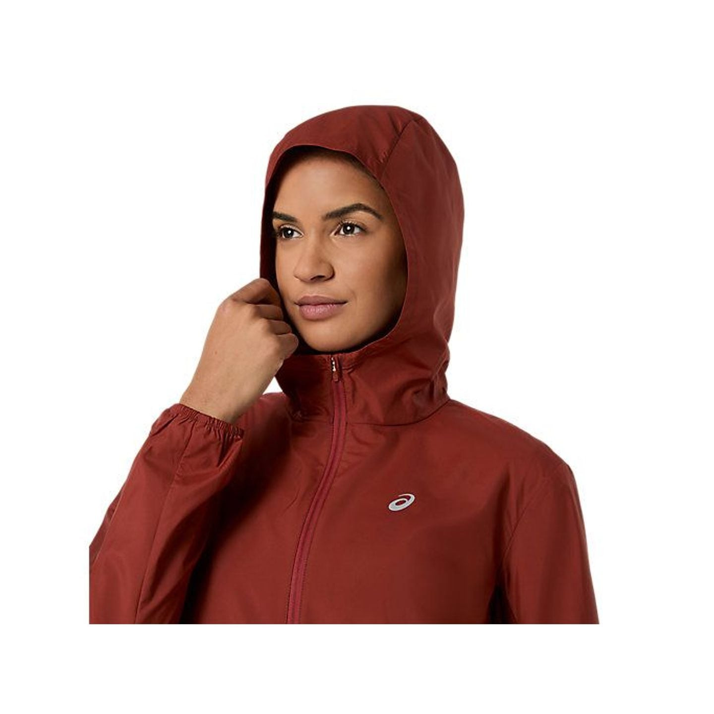 Coureuse portant l'Asics Veste De Running Déperlante Core Femme À Capuche Réglable en extérieur