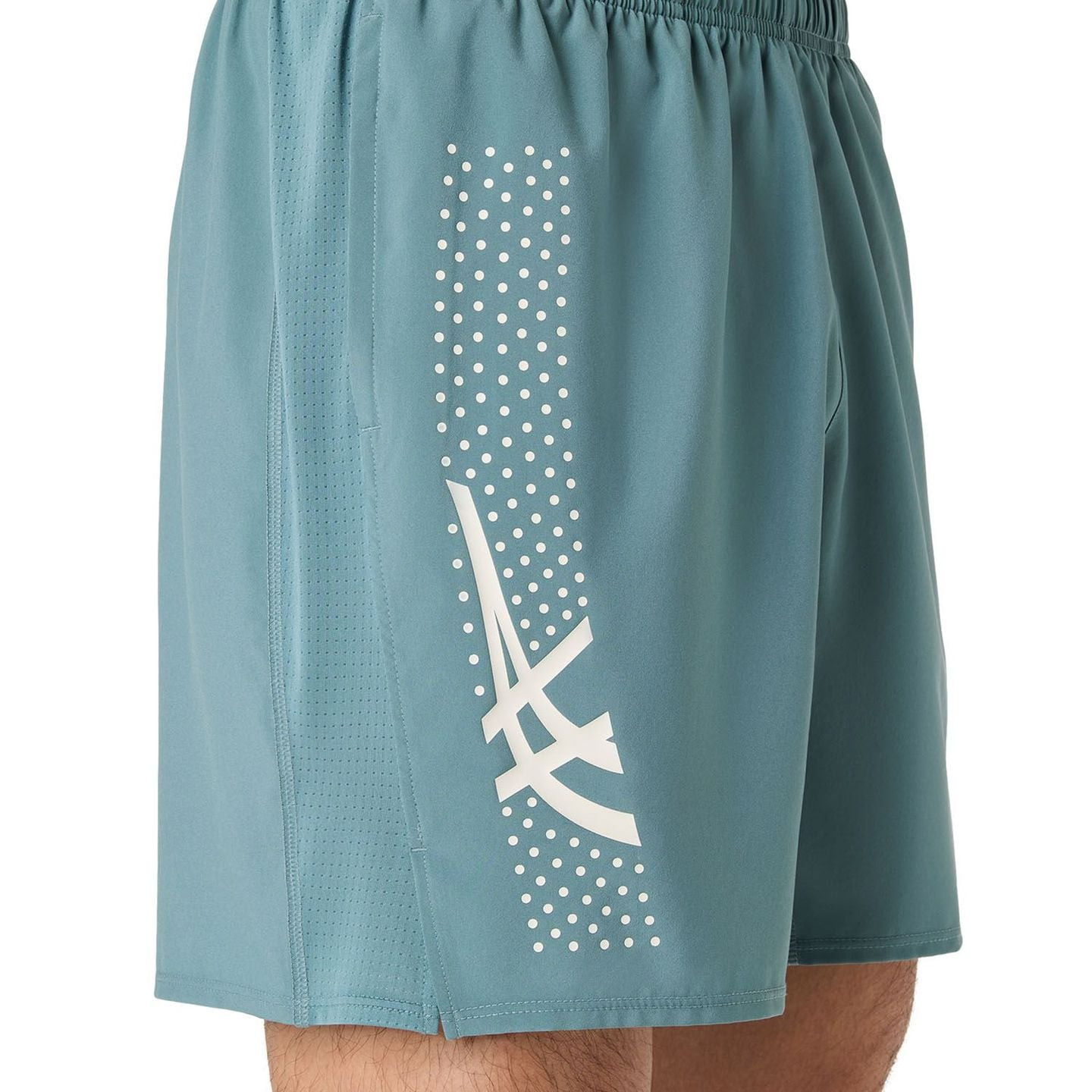 Vue de côté du short ASICS ICON 7IN avec graphique ASICS Icon blanc et panneau latéral en mesh respi